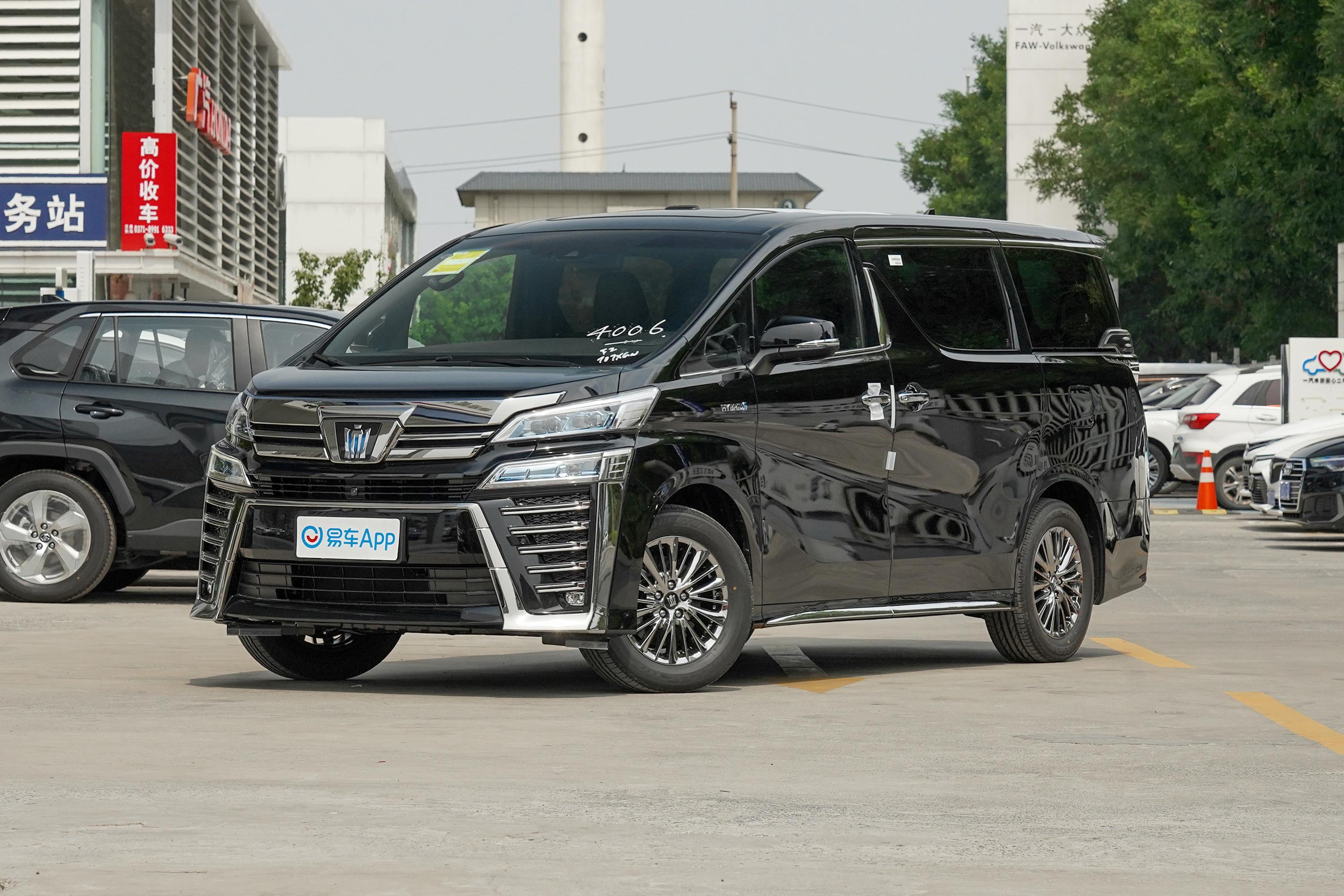 威尔法大幅度提升了整个中控台的皮革材质覆盖面积