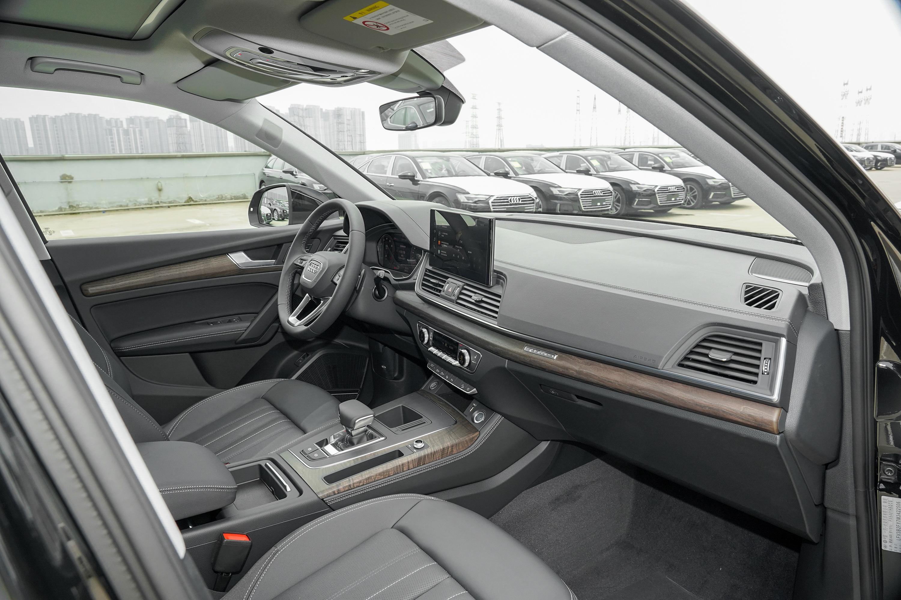 全新奥迪q5l的内饰设计也有了很大幅度的改变,中控台的线条简洁流畅