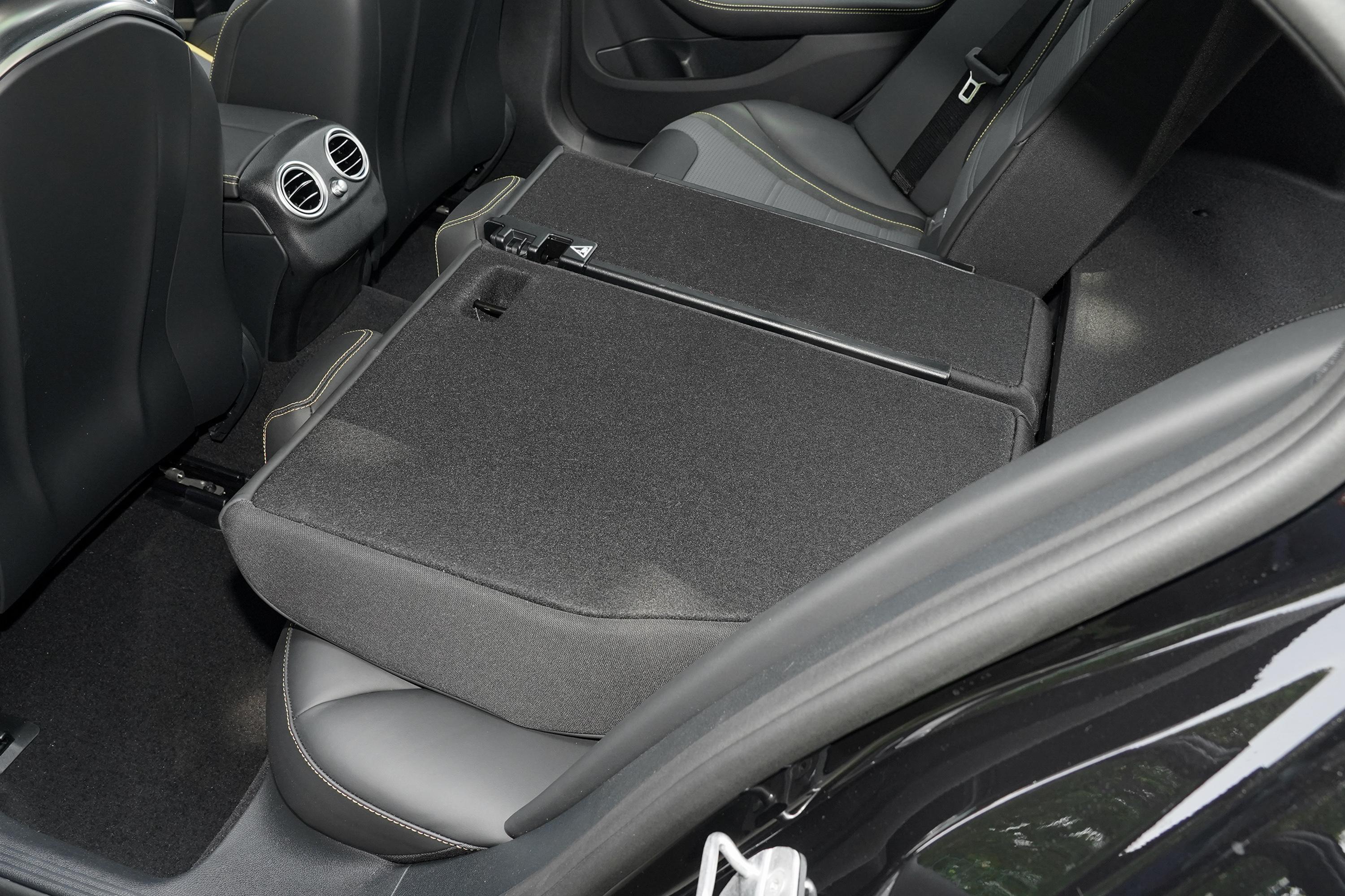 奔驰c级 amg后备厢空间表现还算不错,放倒后排座椅后,能够进一步扩展