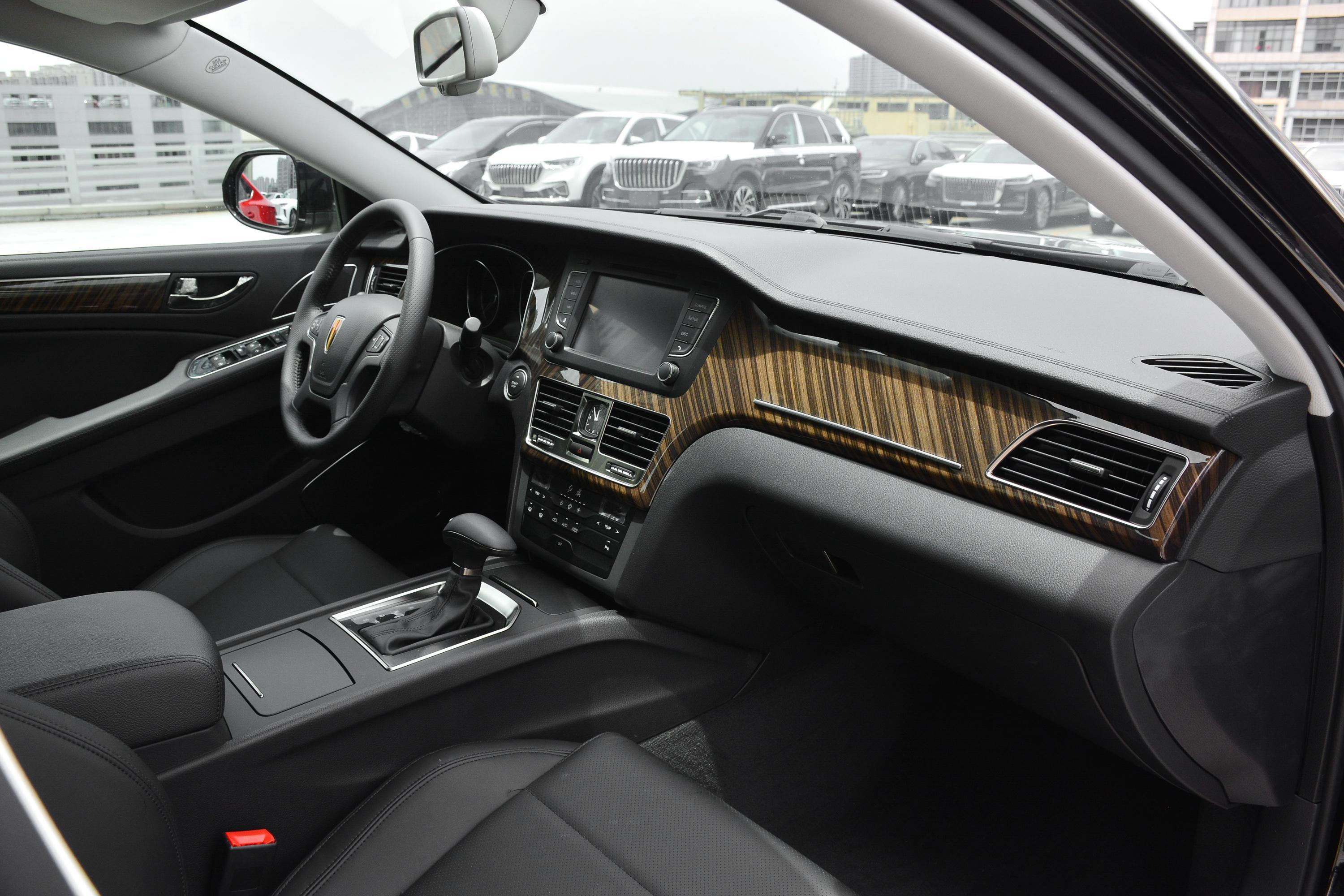 内饰部分,红旗h7整体造型较为稳重大气.