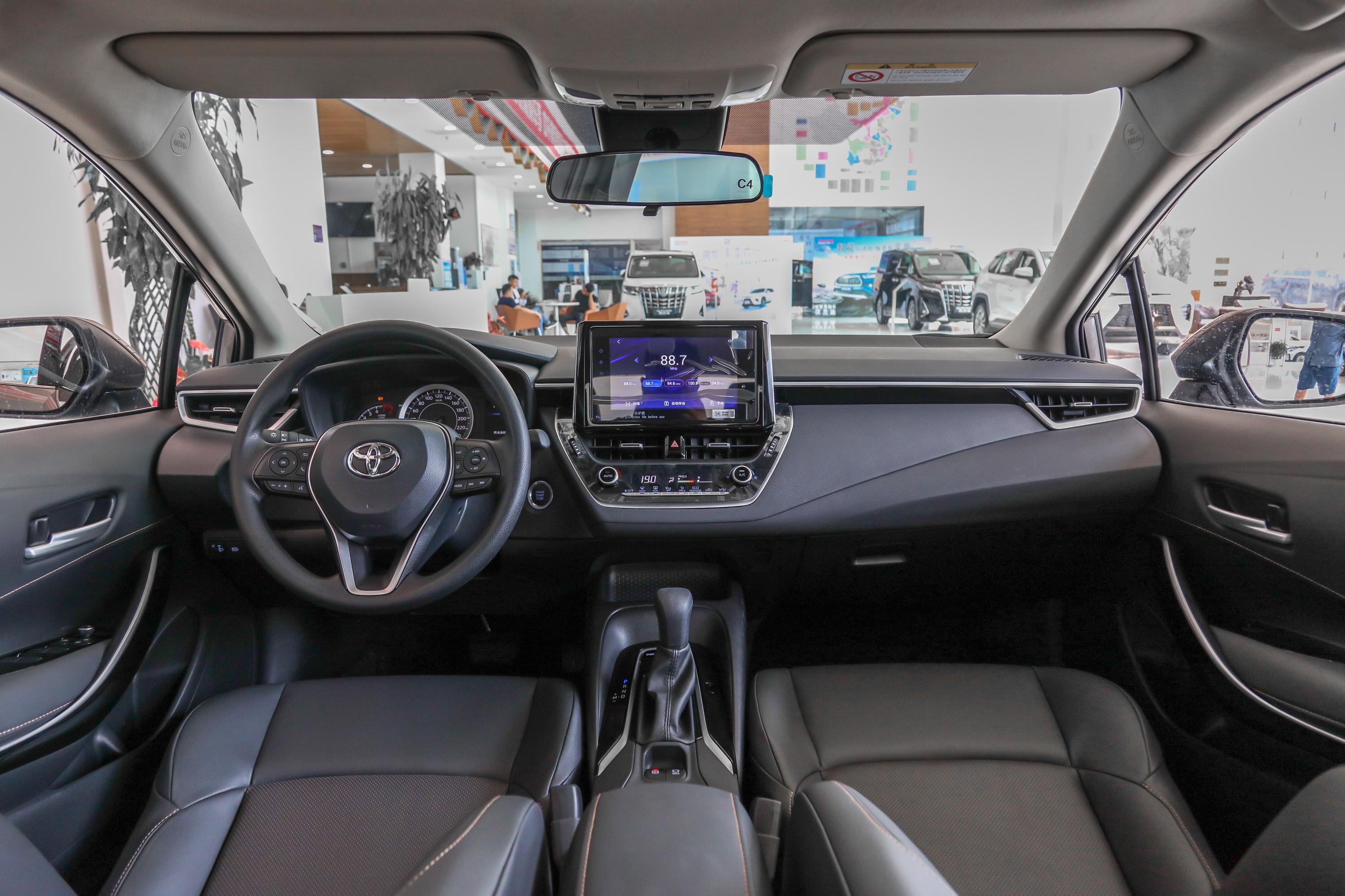 内饰方面,广汽丰田凌尚采用了家族式的设计风格.配备了12.