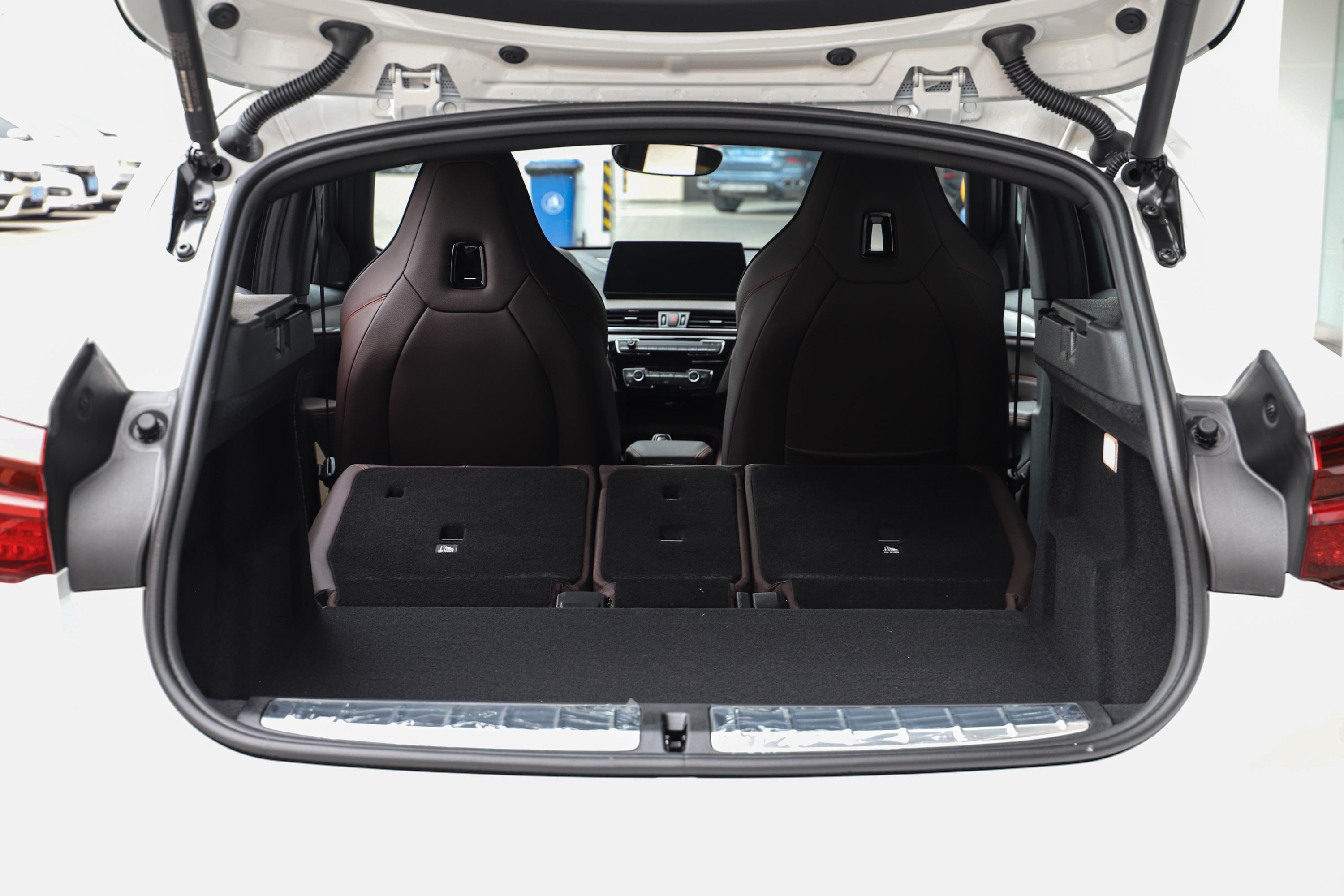 宝马x2后备厢空间表现中规中矩,如果需要装一些较大的物件,后排座椅还