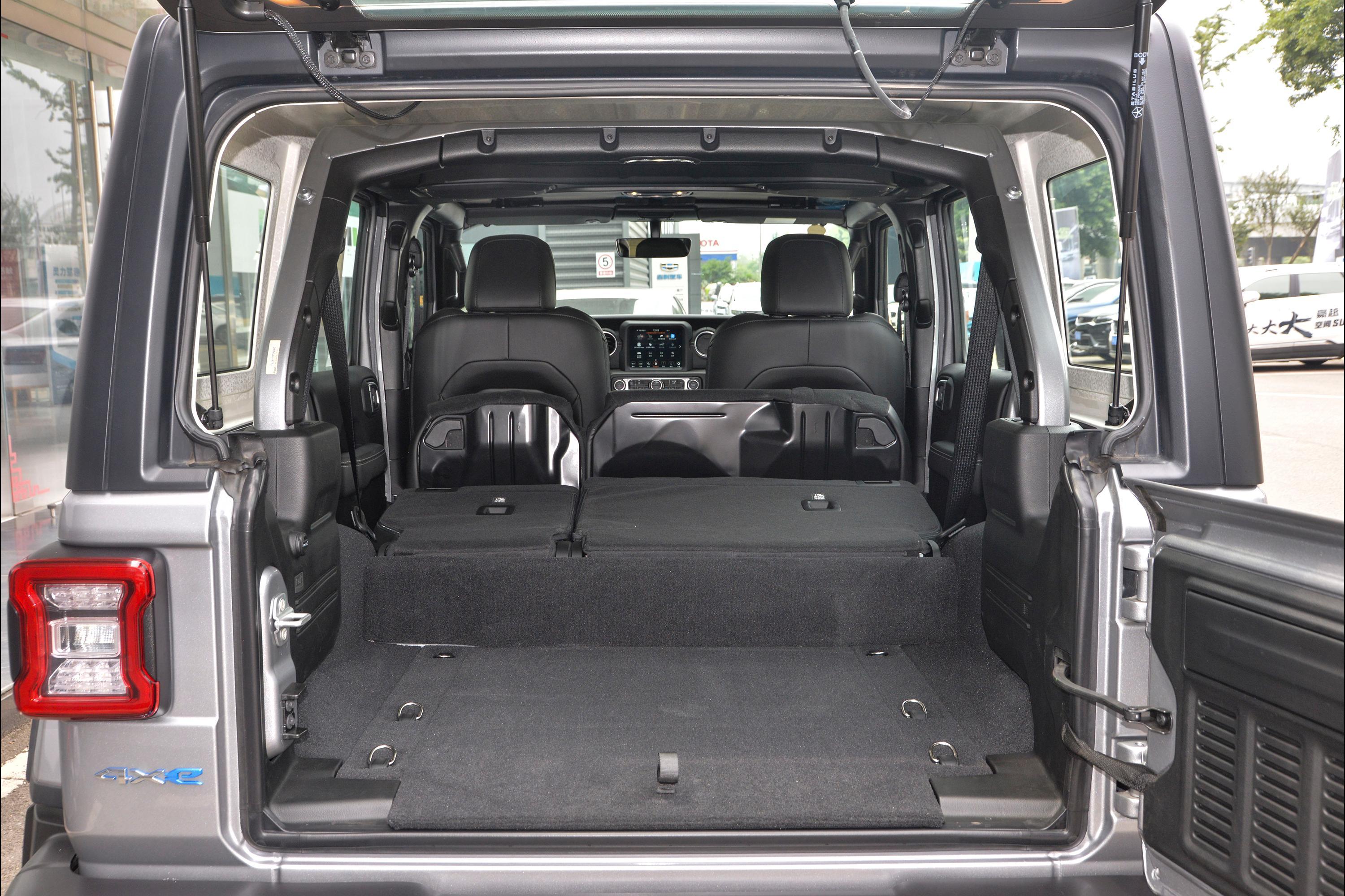 牧马人phev后排空间不错,满足日常出行需求没问题.