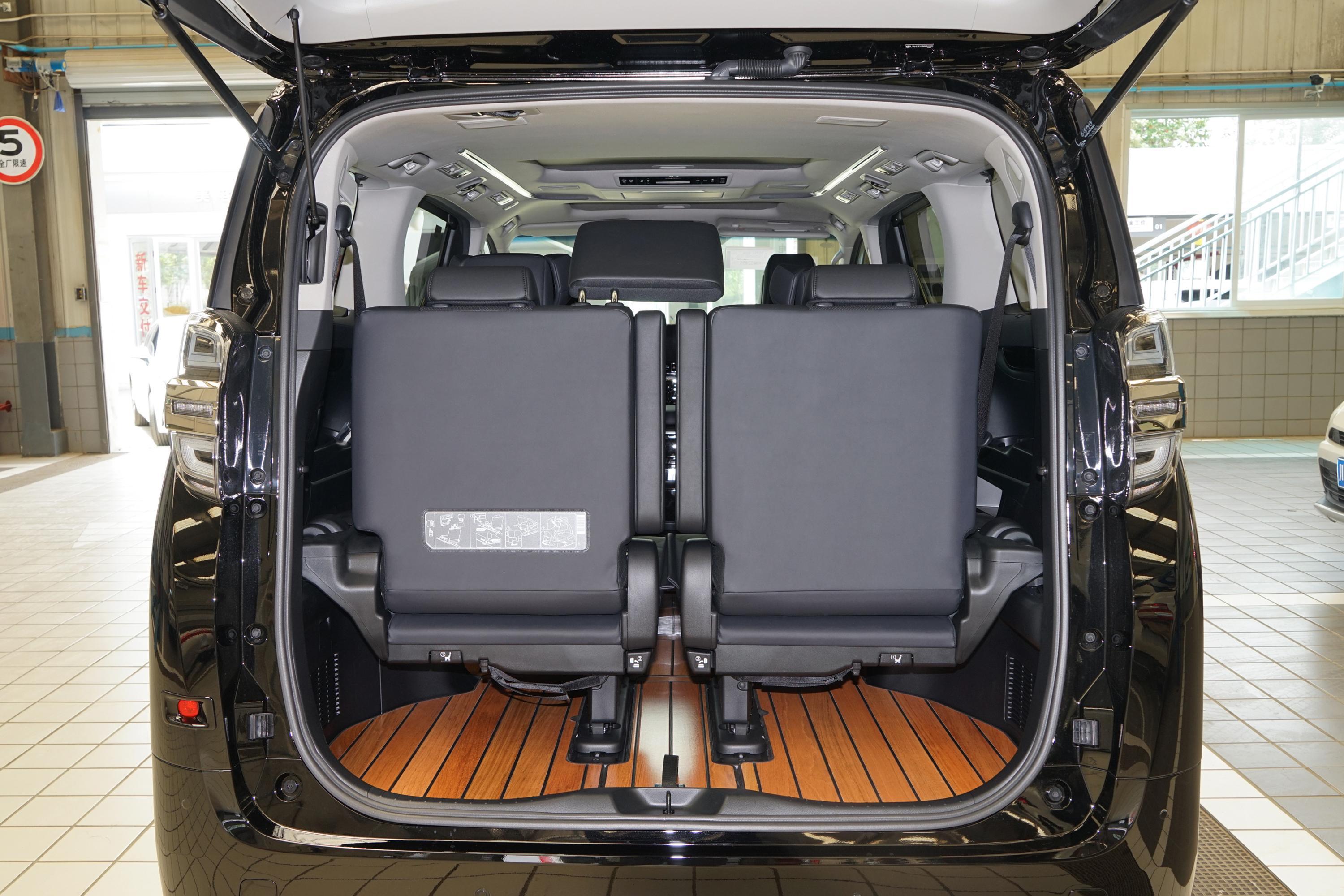 威尔法后备厢空间表现还算不错,放倒后排座椅后,能够进一步扩展空间