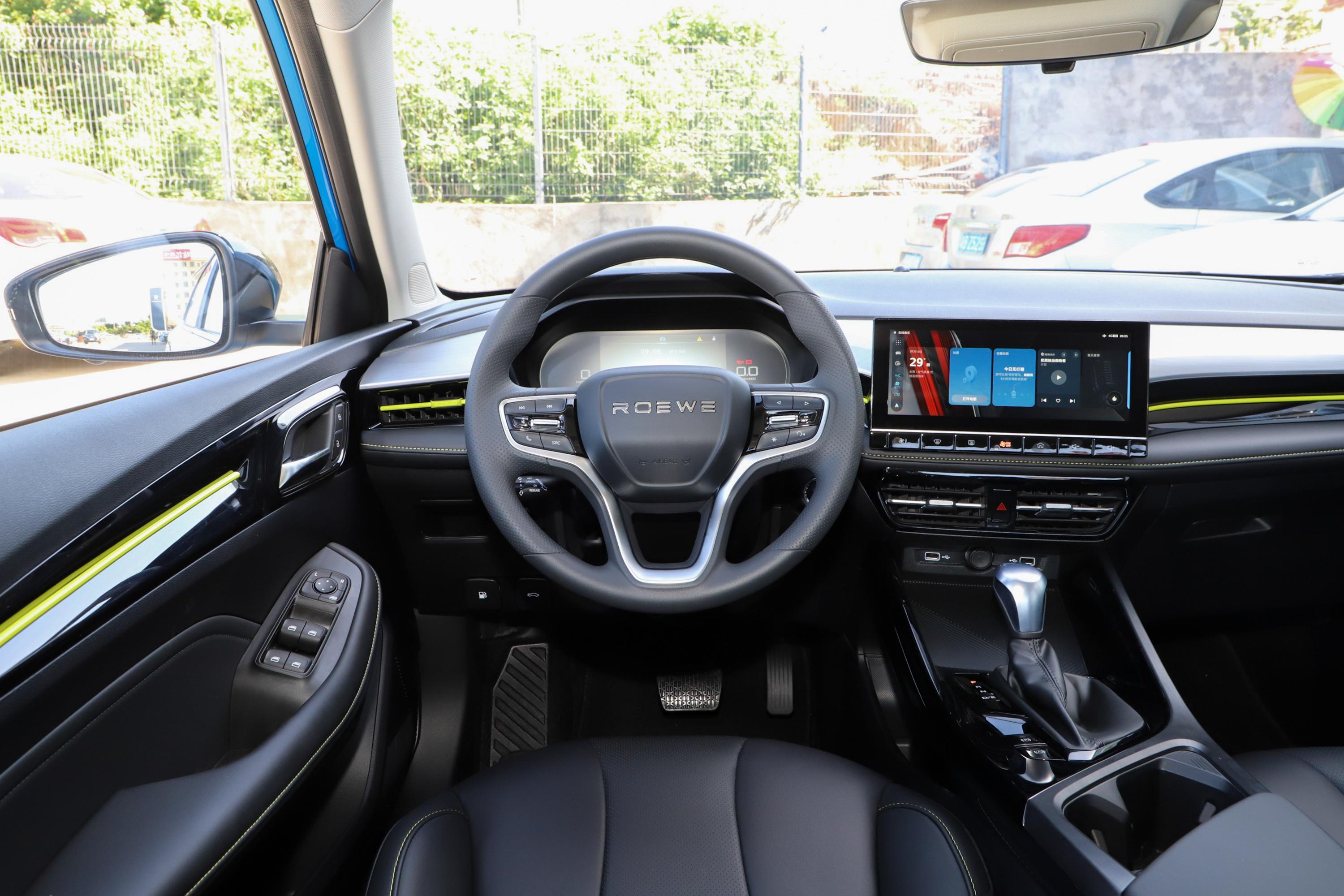 荣威i5空间表现不错,腿部头部空间都挺舒适,带来更好的乘坐感受.