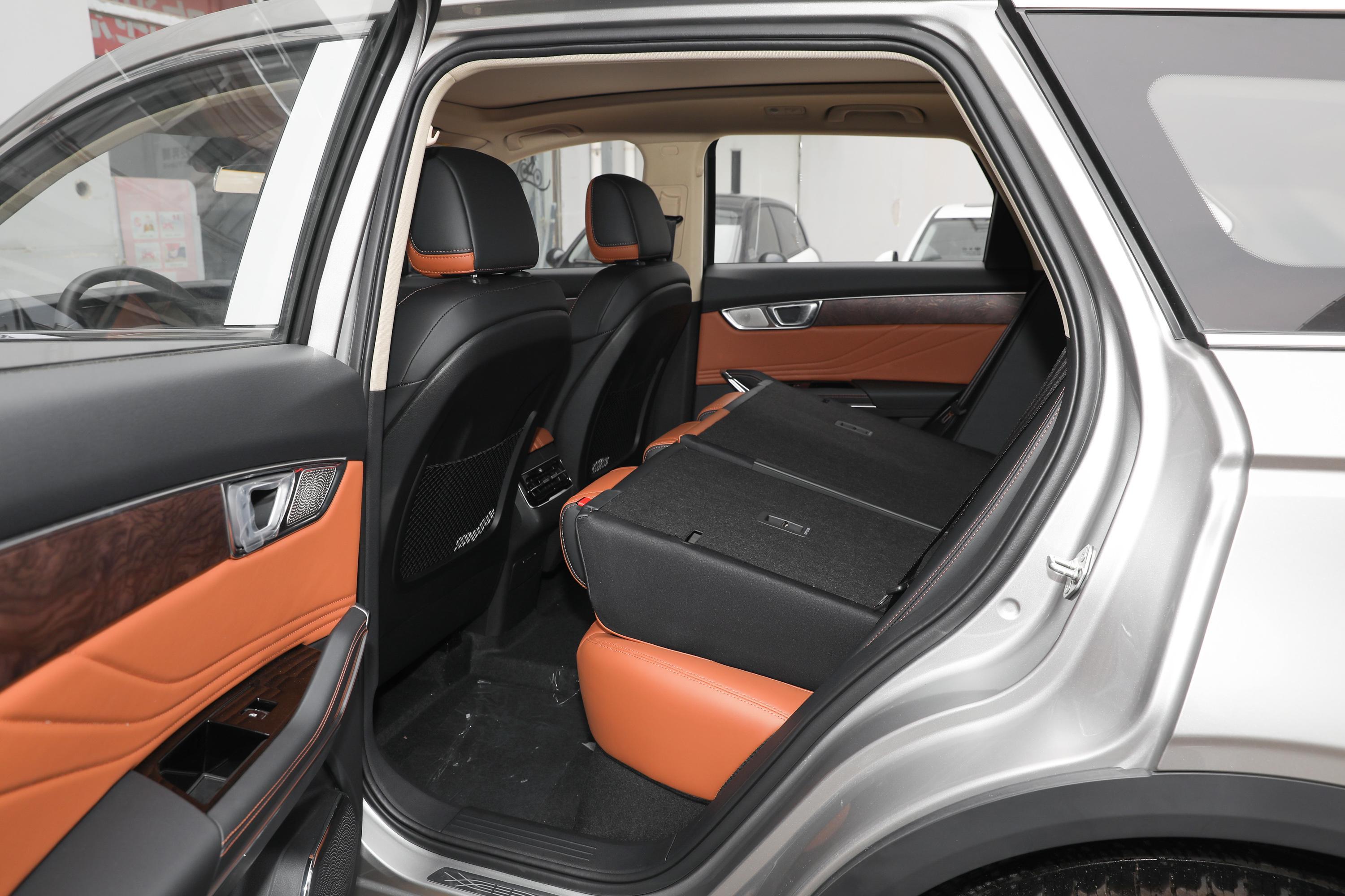 奔腾t99后排空间不错,满足日常出行需求没问题.