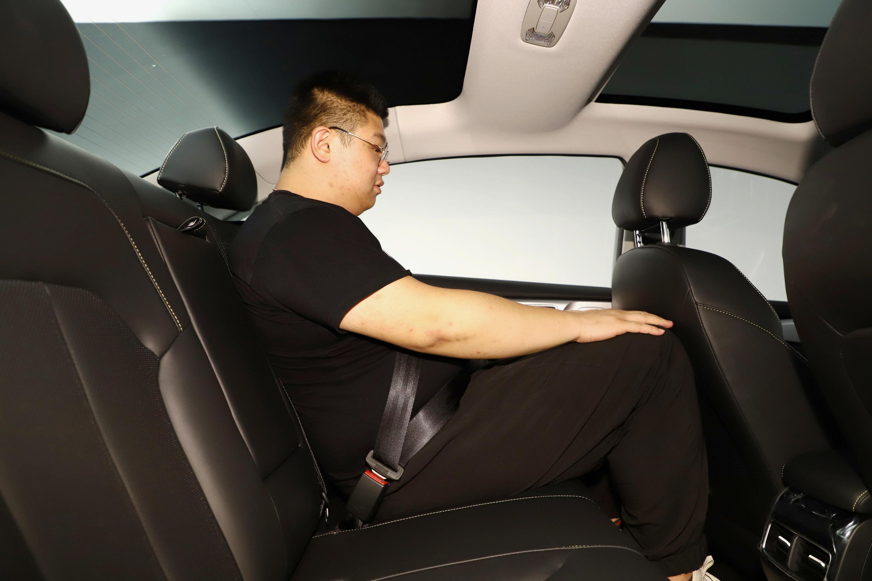 荣威i6 max ev后排空间表现中规中矩,腿部空间还算富裕,满足日常家用