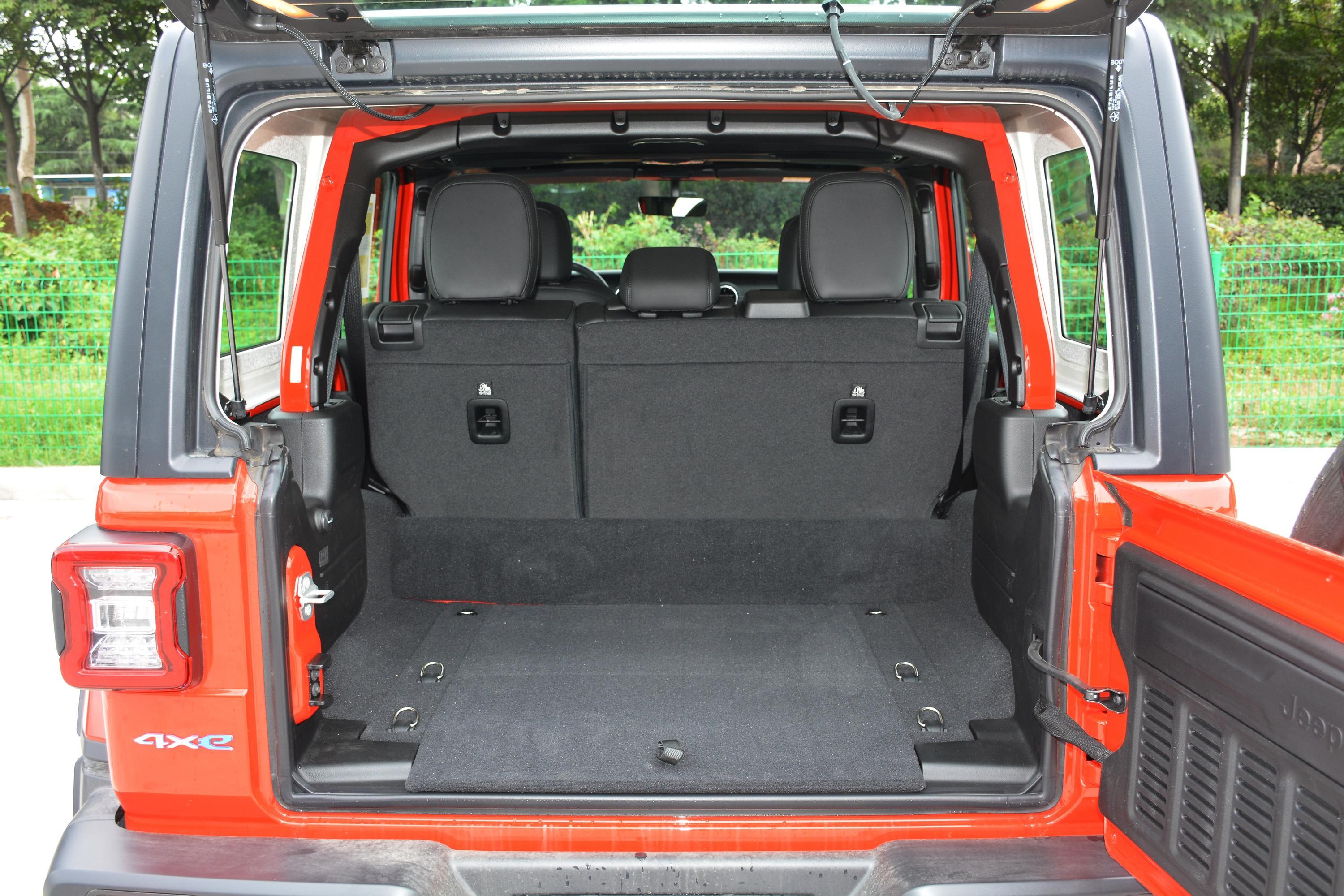 牧马人phev后排空间表现中规中矩,腿部空间还算富裕,满足日常家用完全