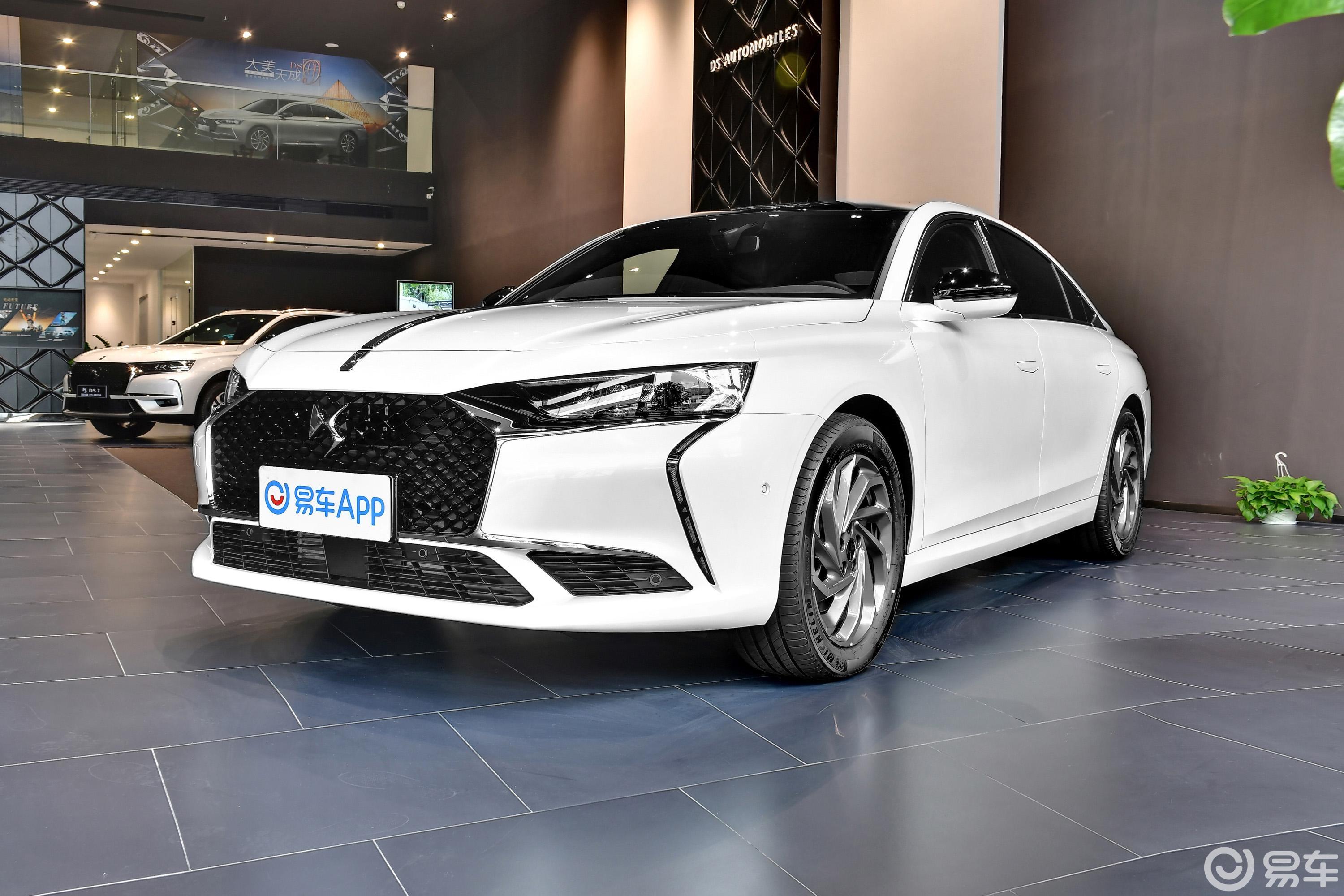 【DS 945THP 蒙马特进取版侧前45度车头向左水平图片-汽车图片大全】-易车