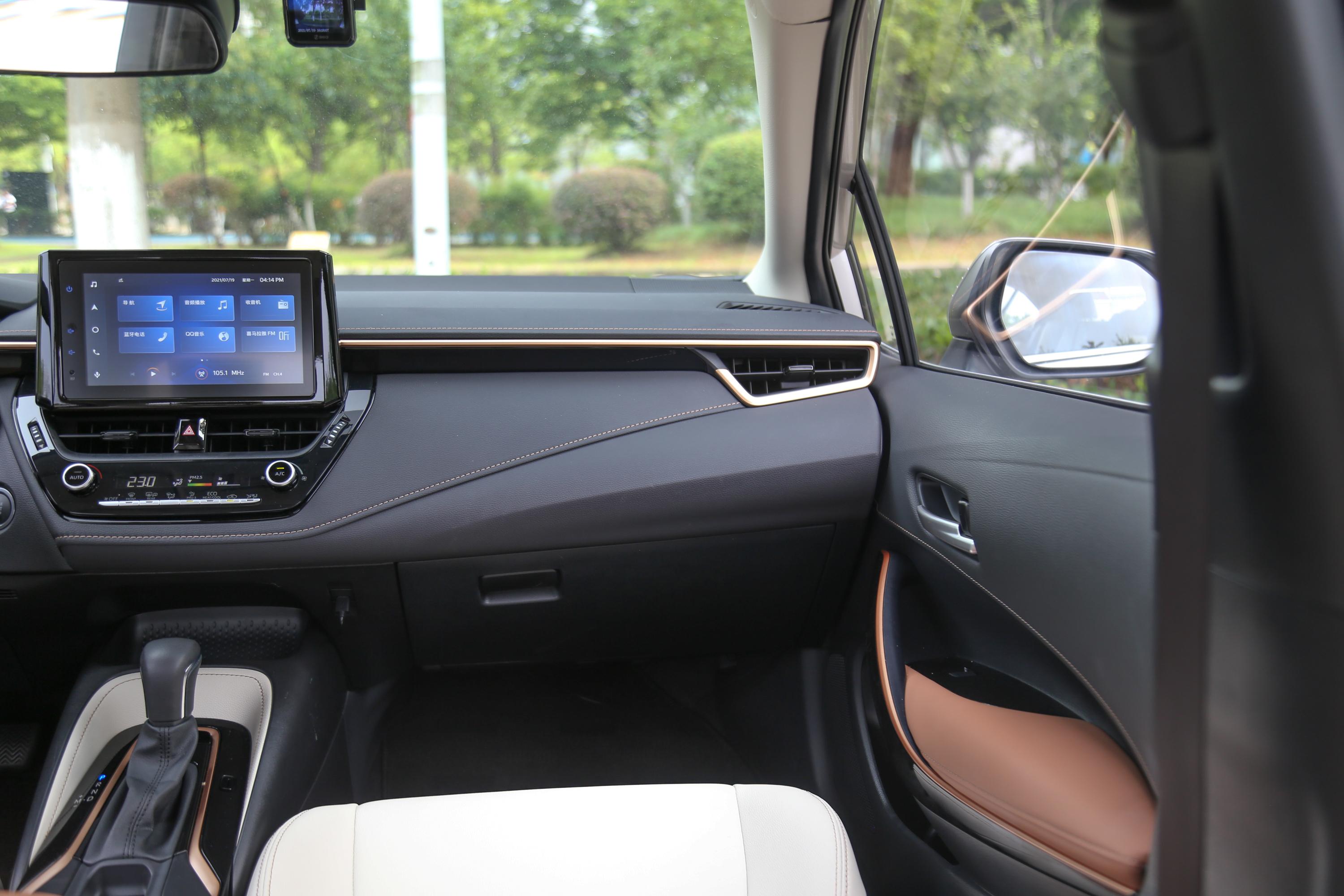 进入车内,凌尚的座舱通过高级,暖色调颜色的强化和