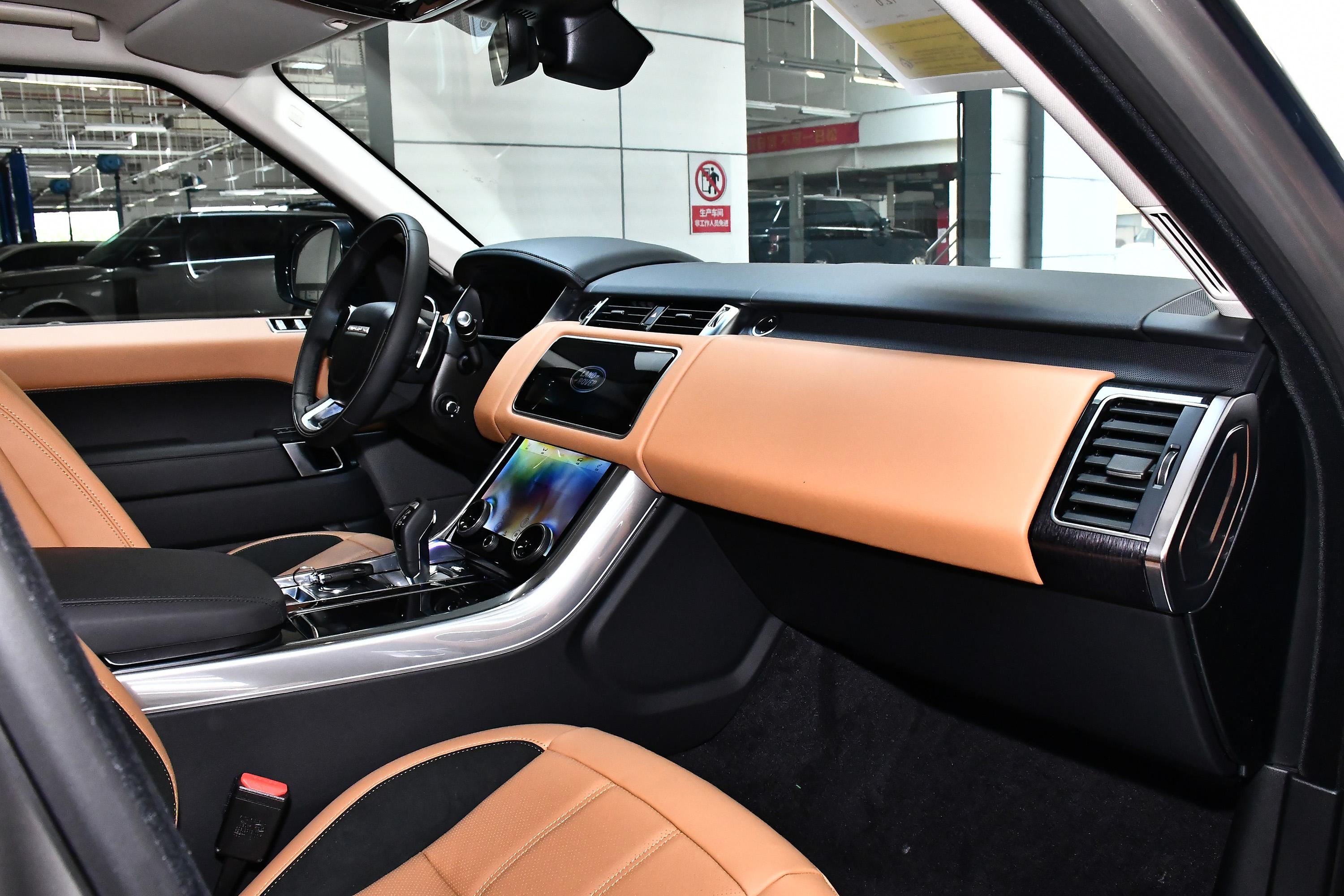 【易车摘要频道】下列精选内容摘自于《揽胜运动版购车解析 外观吸睛