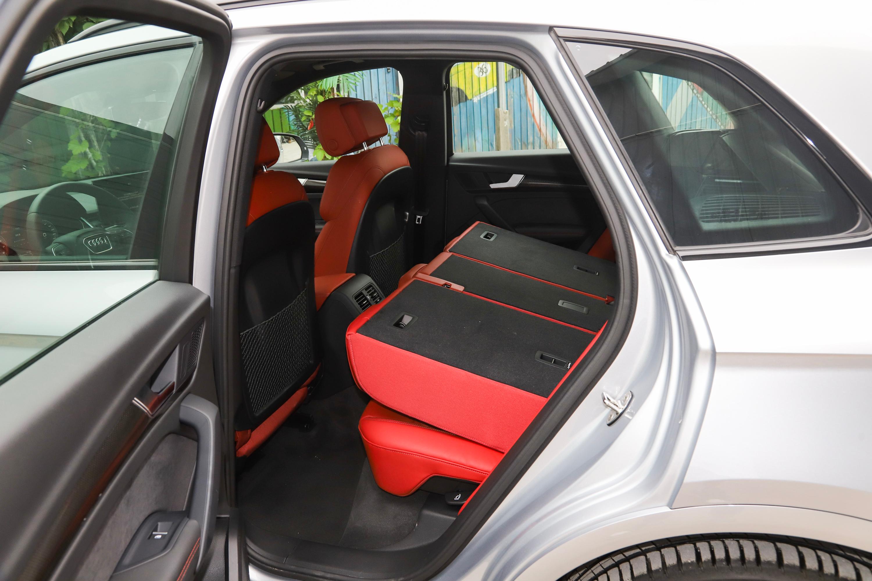 奥迪sq5后备厢常规空间表现中规中矩,日常使用没什么问题.