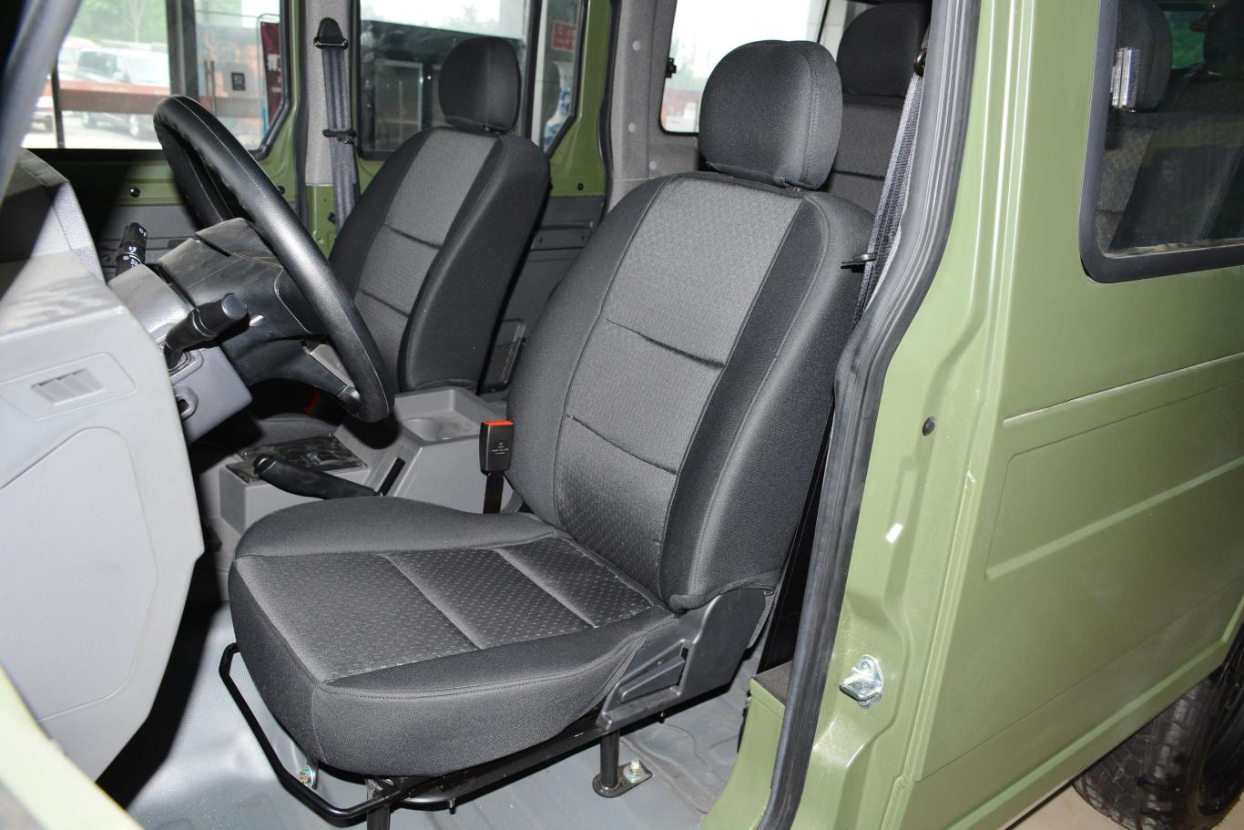 勇士改款 2.4t 手动 四驱 四门汽油版 国vi驾驶员座椅