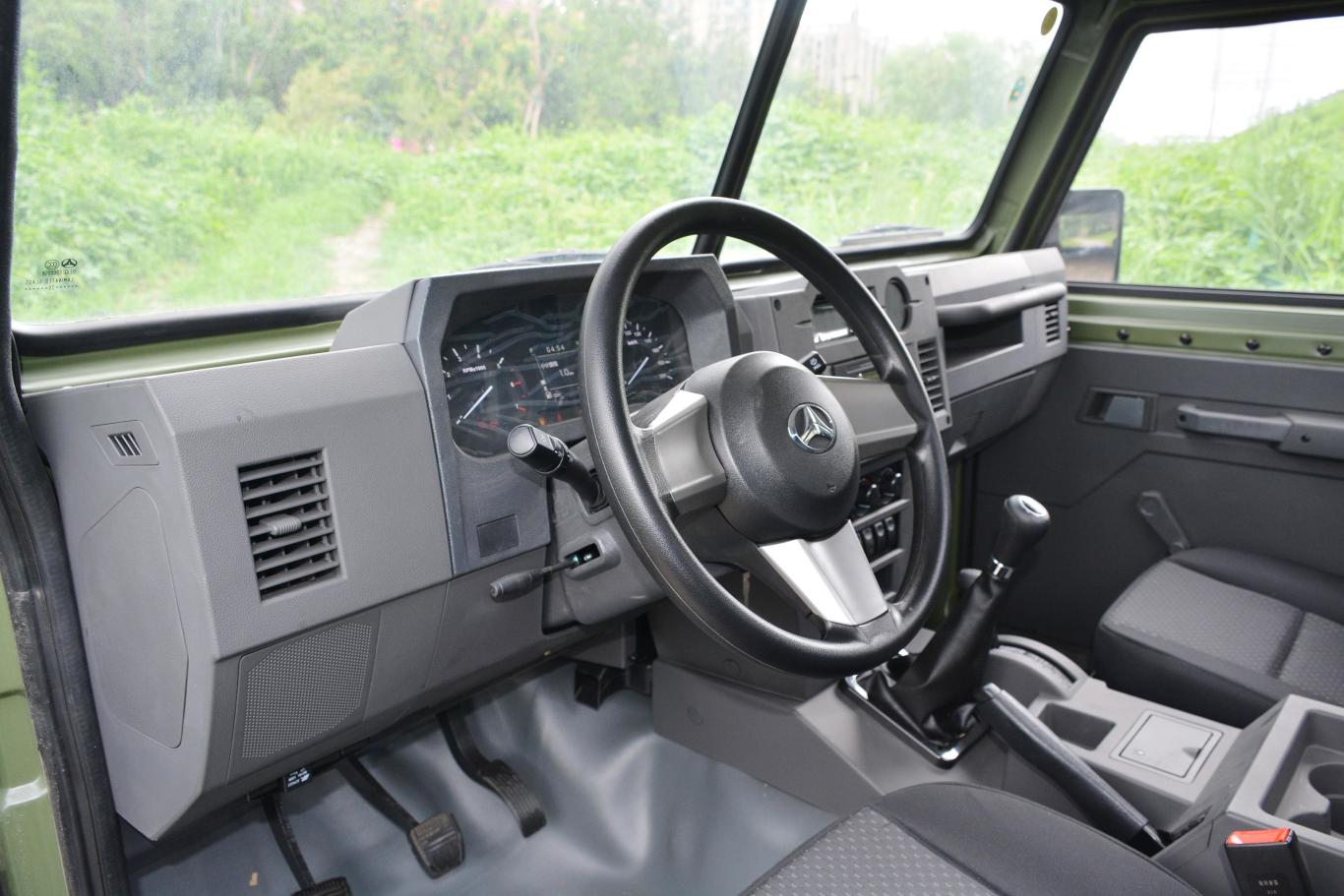 勇士皮卡分体 单排 2.4t 手动 3035轴距 柴油 国vi内饰全景正拍