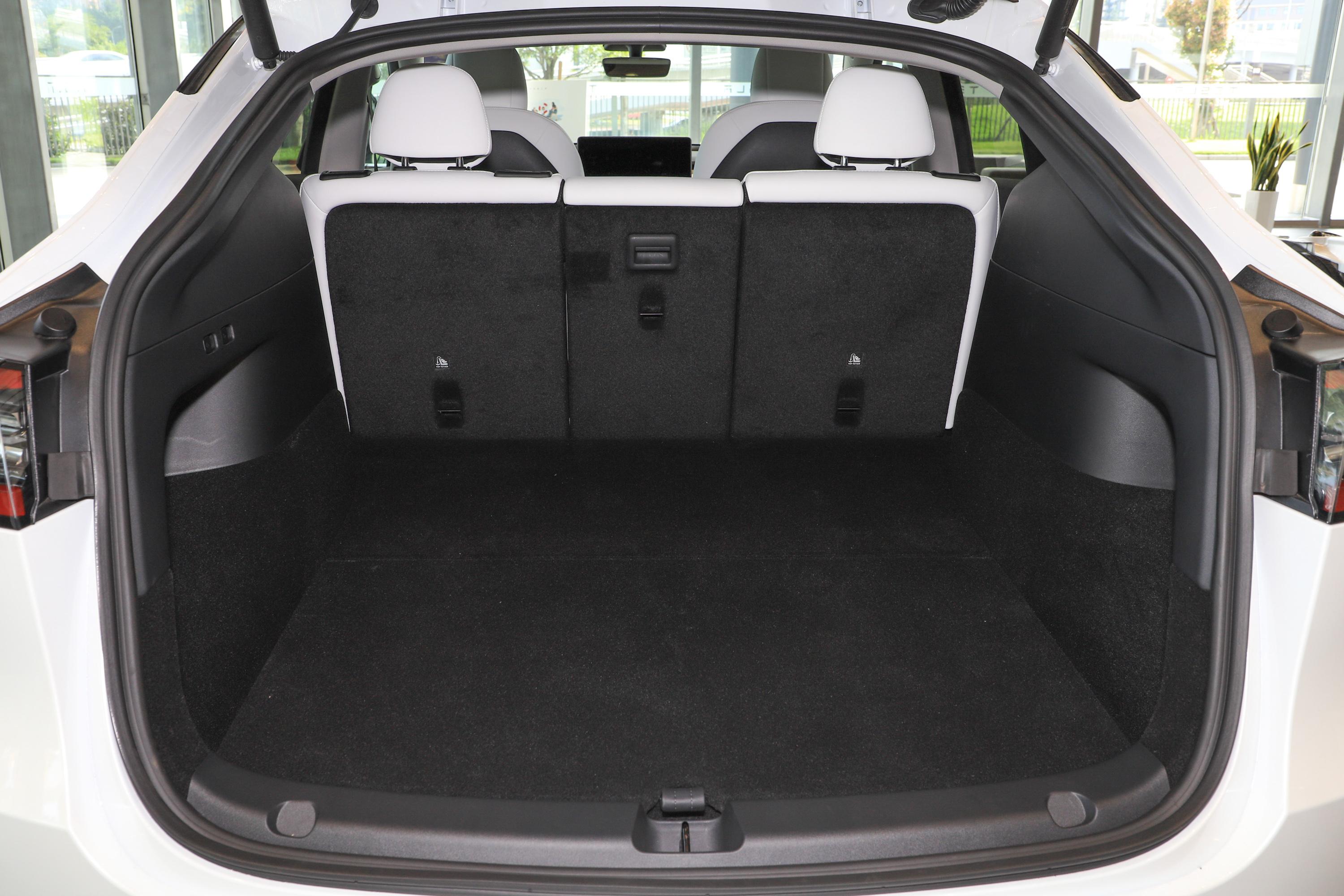 model y后排空间不错,满足日常出行需求没问题.