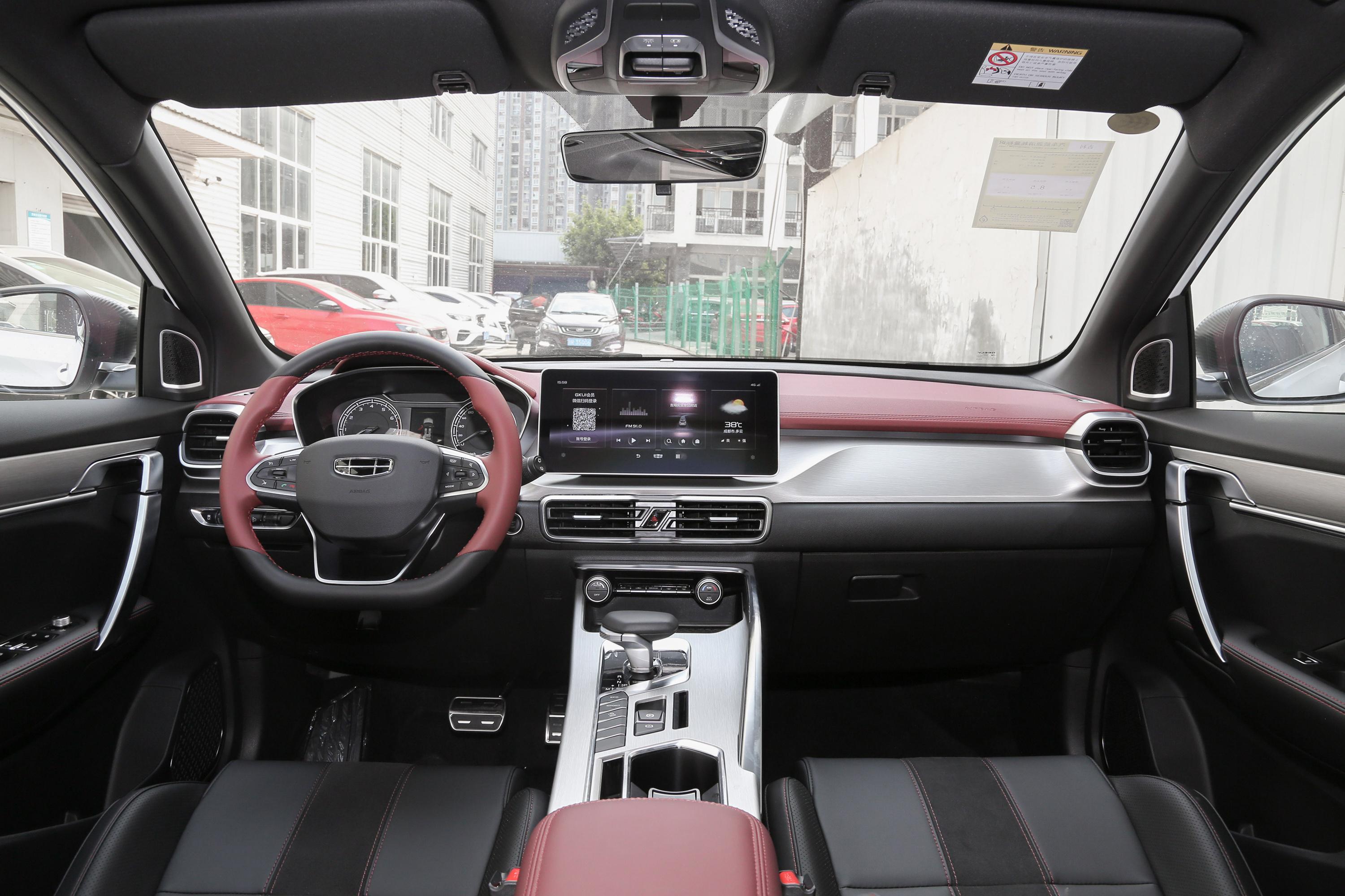 内饰方面:缤越pro的内饰设计同样沿用现款车型的设计,采用环抱式飞行