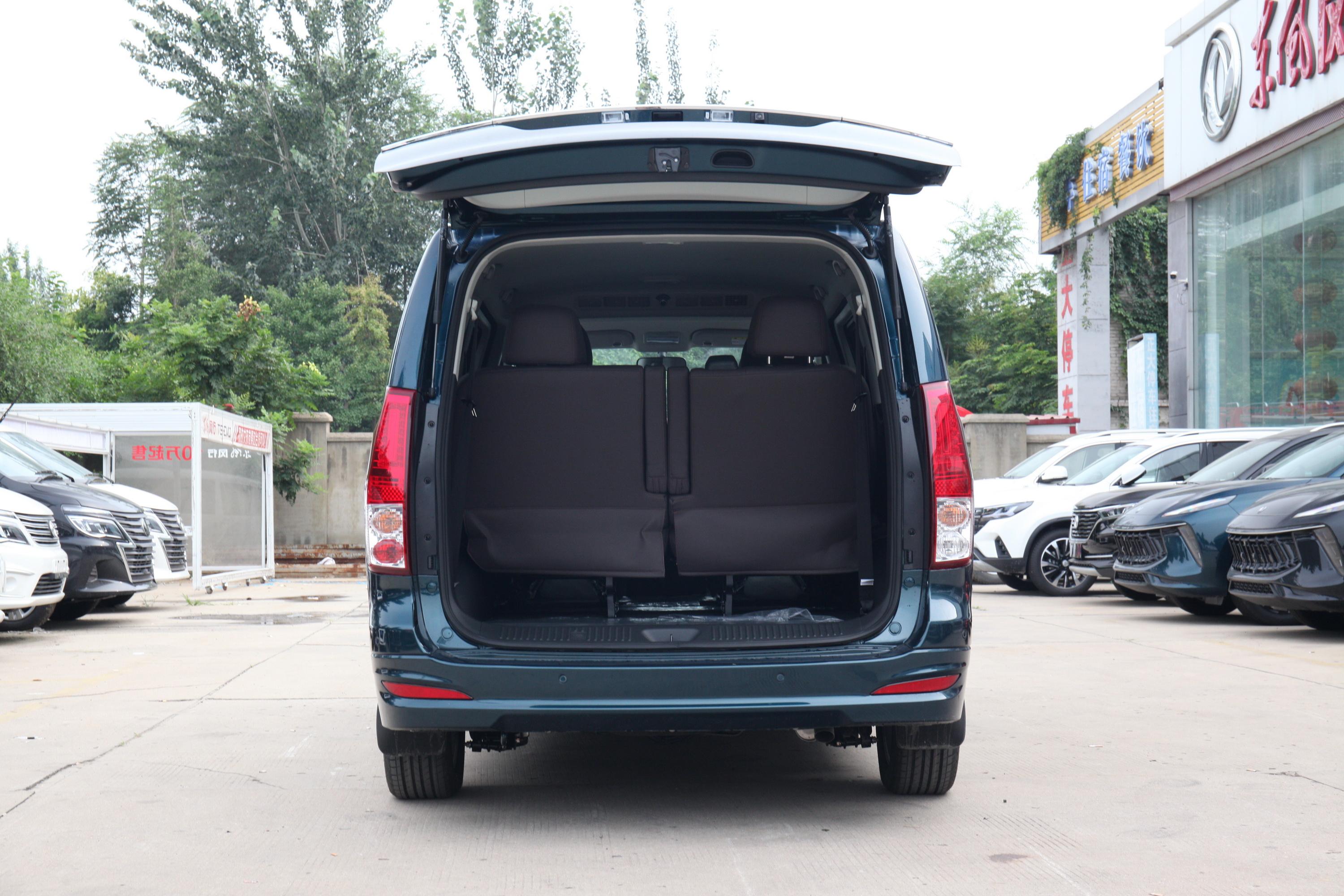 菱智plus后备厢空间表现还算不错,放倒后排座椅后,能够进一步扩展空间