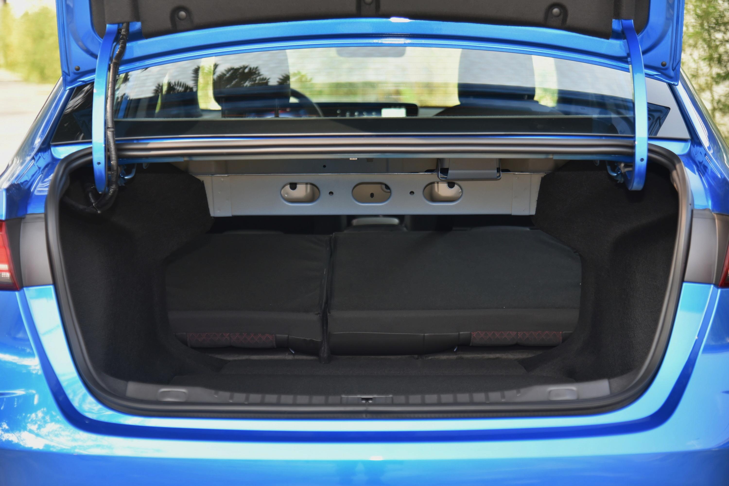 威朗后备厢空间不错,也能通过放倒后排座椅来扩展储物空间,日常使用