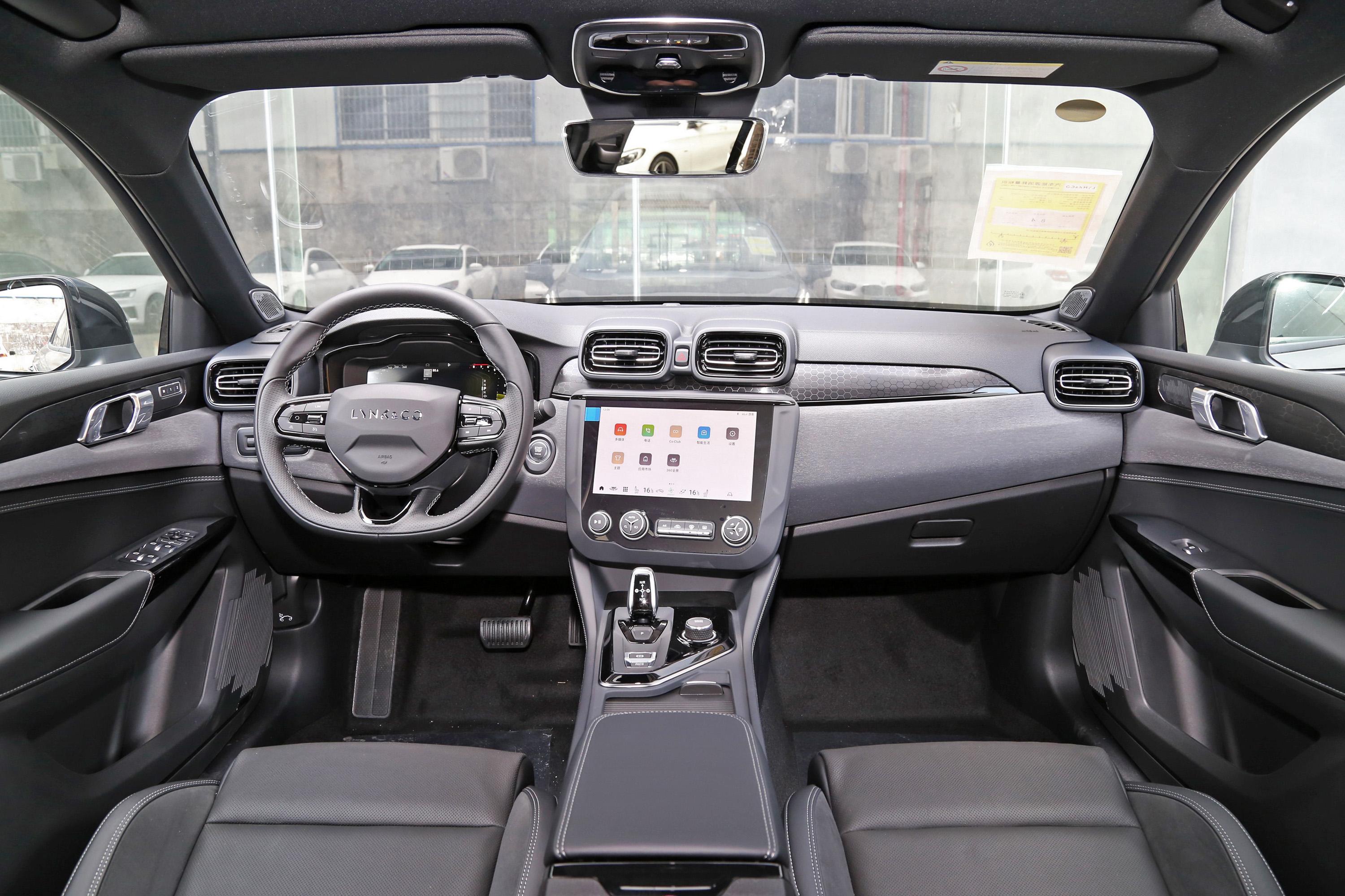 在内饰方面,领克03 的用料做工十分厚道,手感细腻.