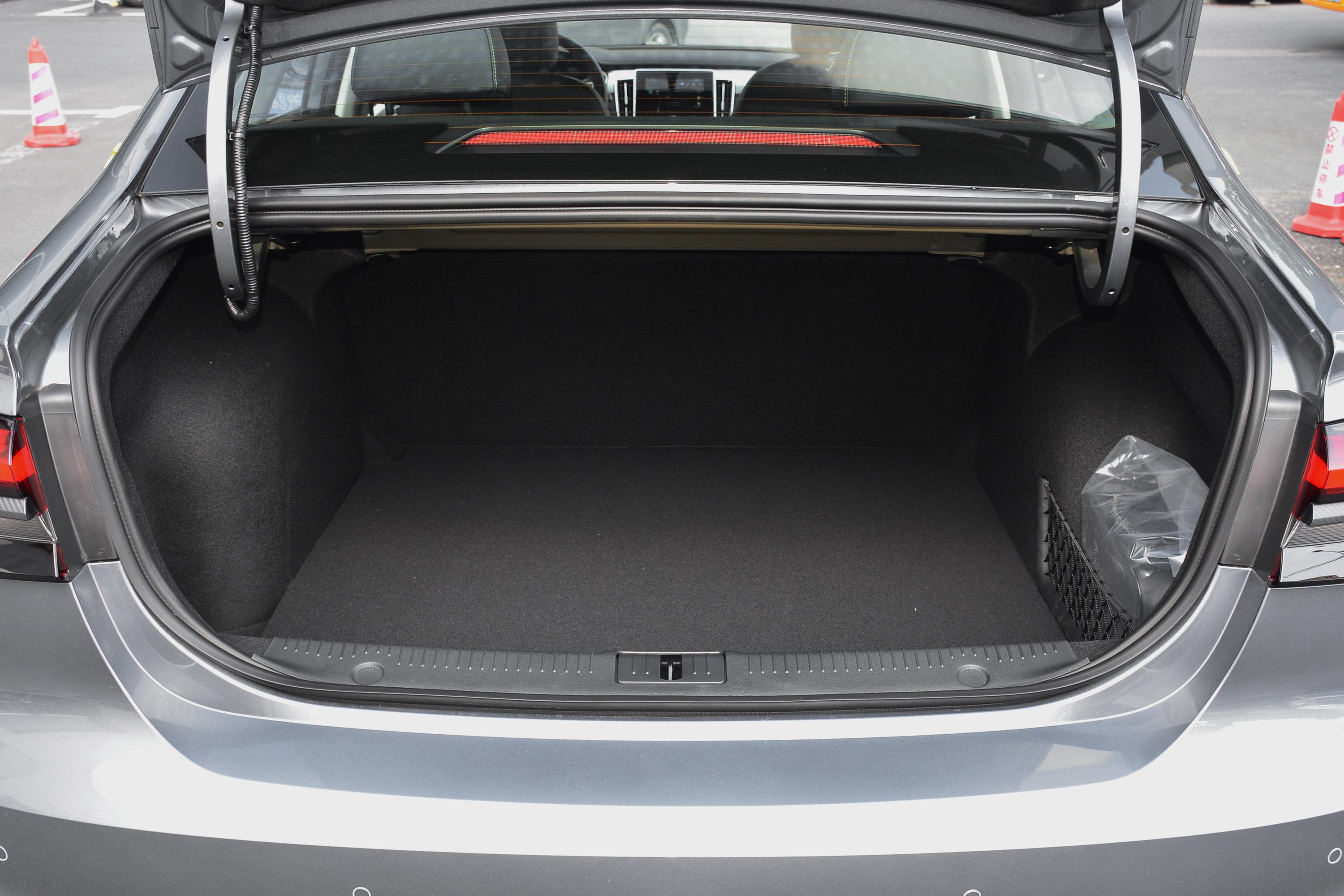 荣威i6 max ev后备厢空间整体表现比较优秀,造型规整,方便人员拿取