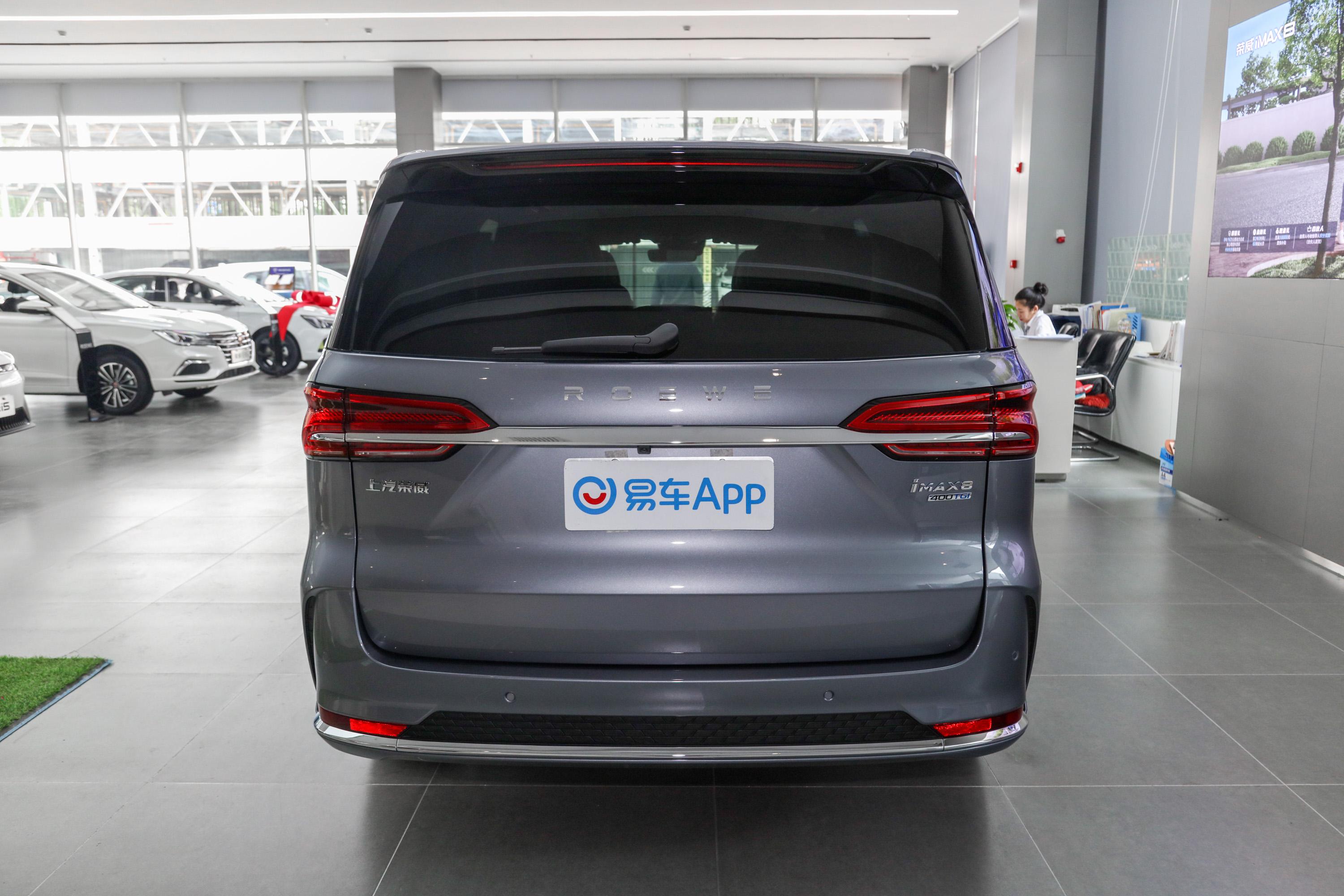 先来看下荣威imax8的外观,荣威imax8前脸采用非常精美的设计,让人过目