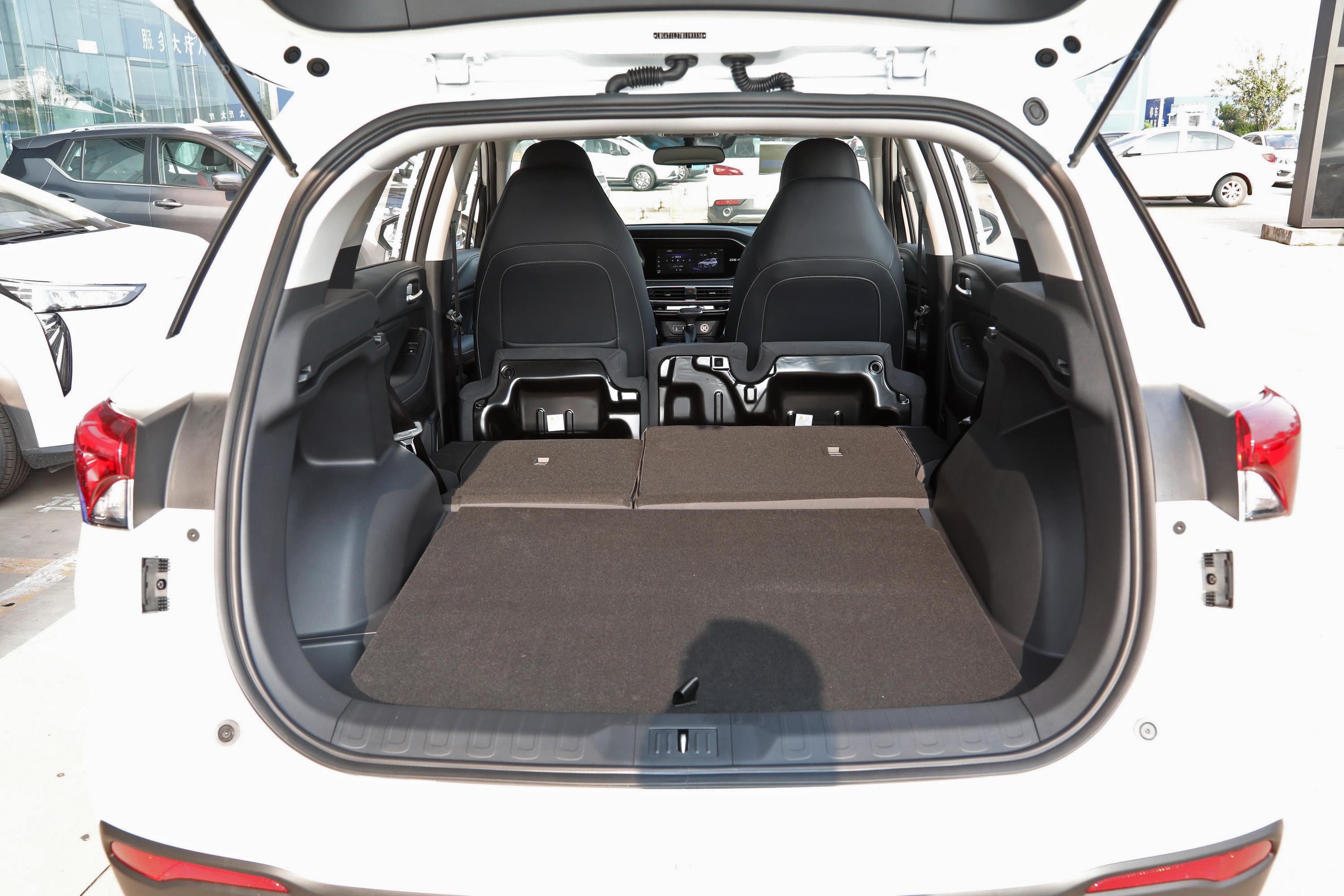 传祺gs4空间表现不错,腿部头部空间都挺舒适,带来更好的乘坐感受.