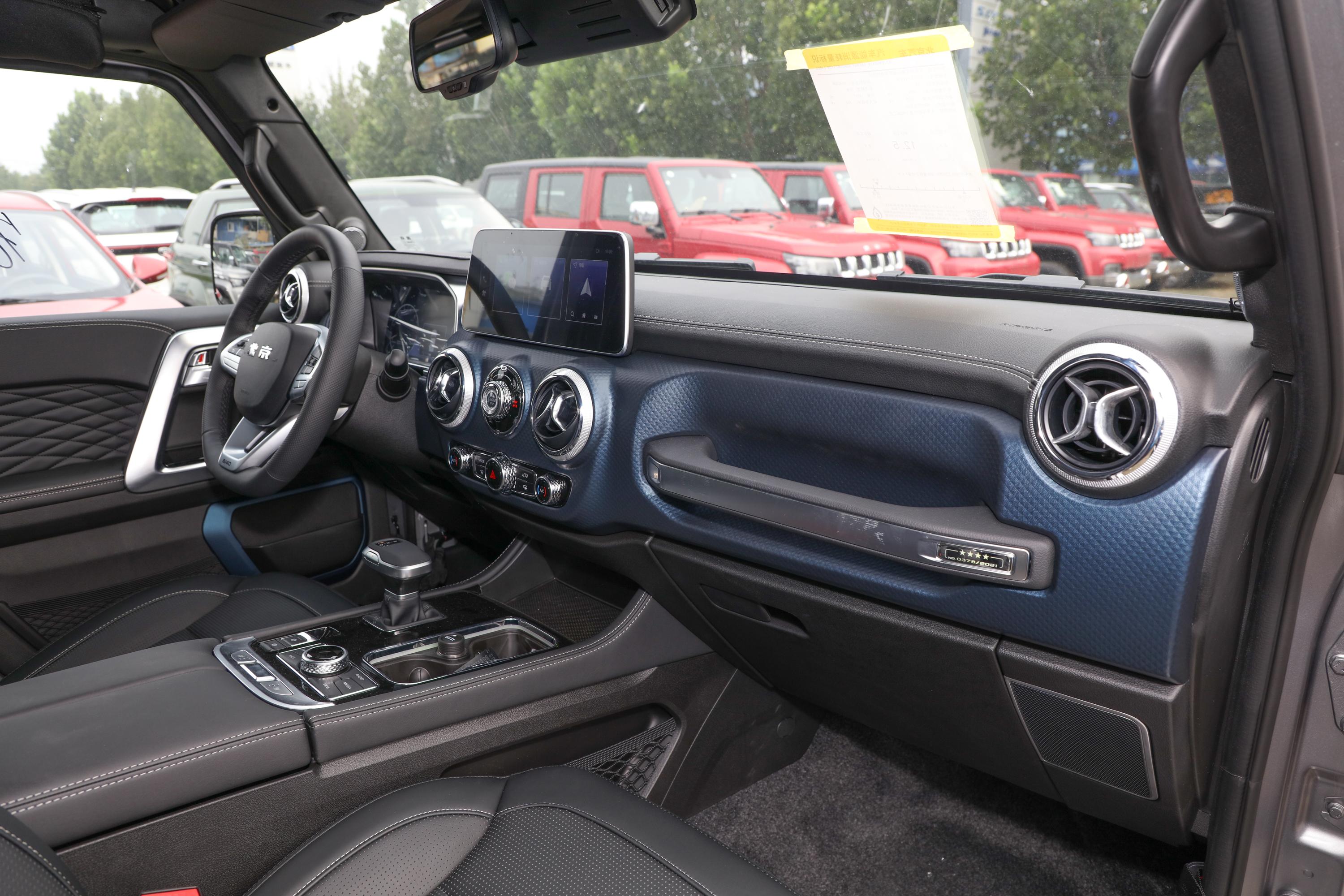 北京bj40的外观和内饰,可以说是非常的有个性的设计,整体给人的感觉