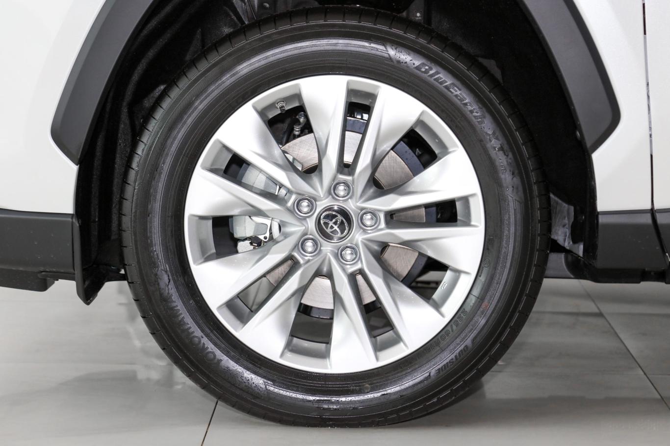 威兰达2.0l cvt 两驱 领先版前轮毂造型