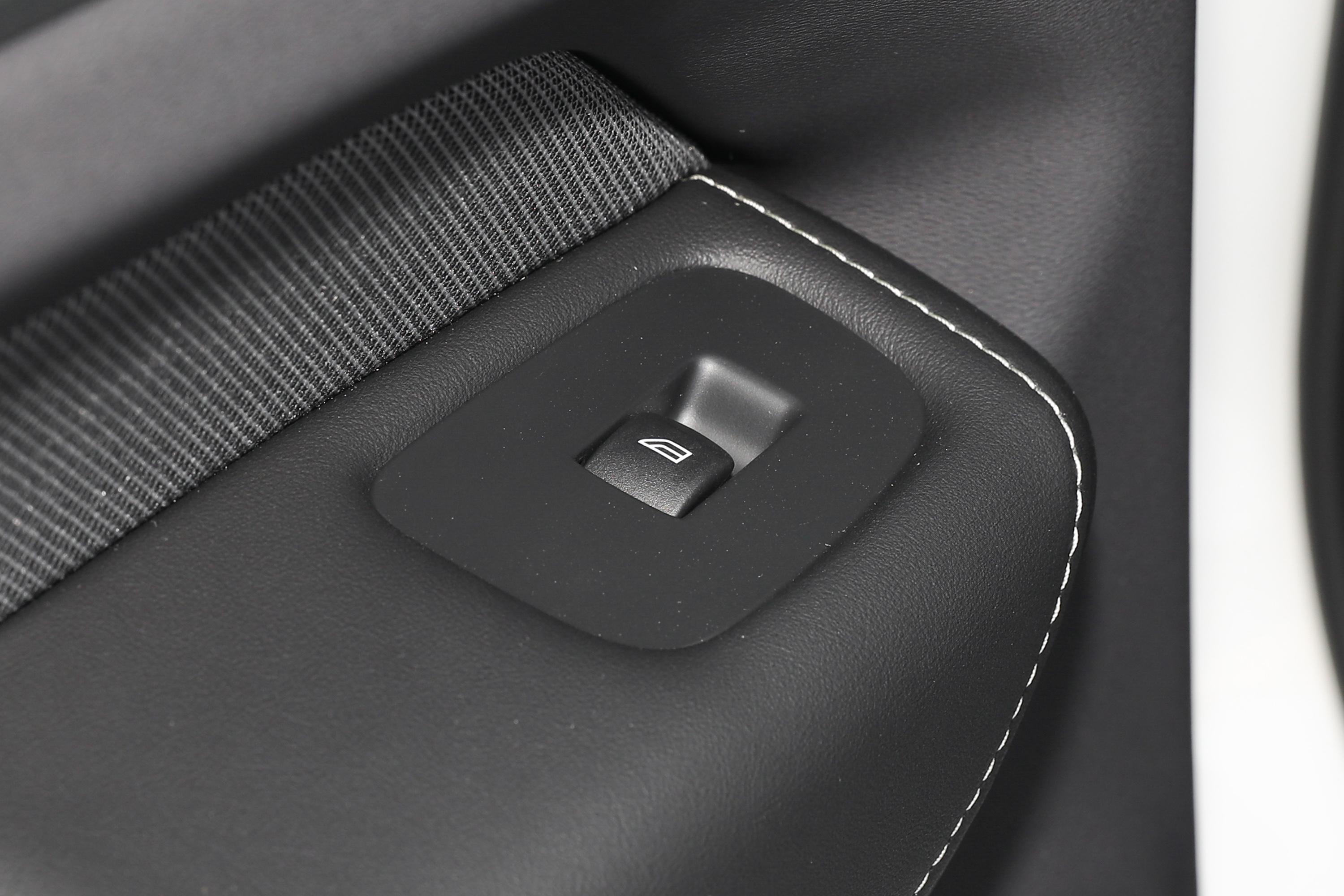 沃尔沃xc60插电混动车头座椅气囊