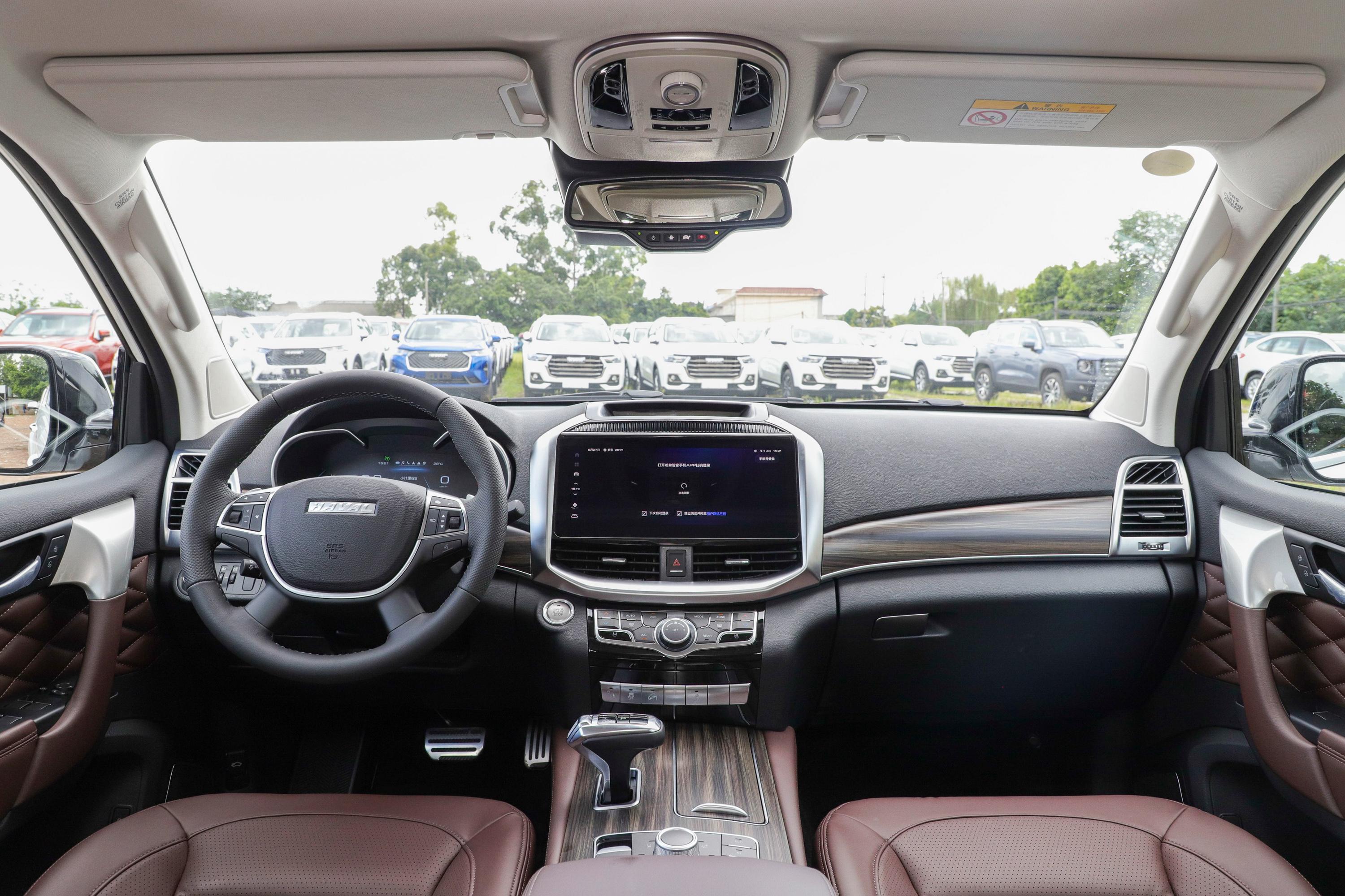 内饰来看,车厢内设计风格和h9类似,不过,在细节处理和材质用料上,h9要