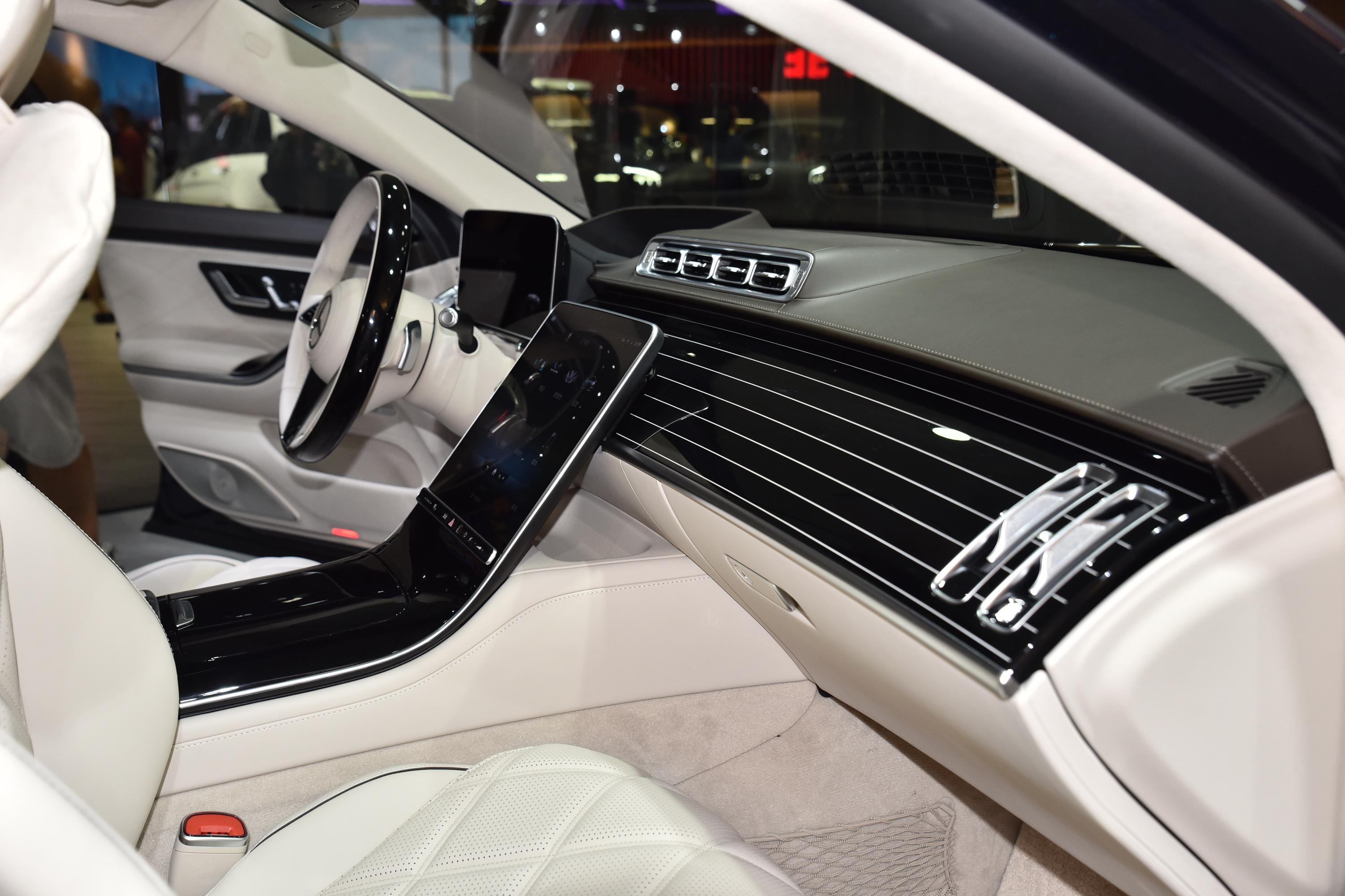 迈巴赫s级的内饰设计依旧是我们熟悉的模样,双12.