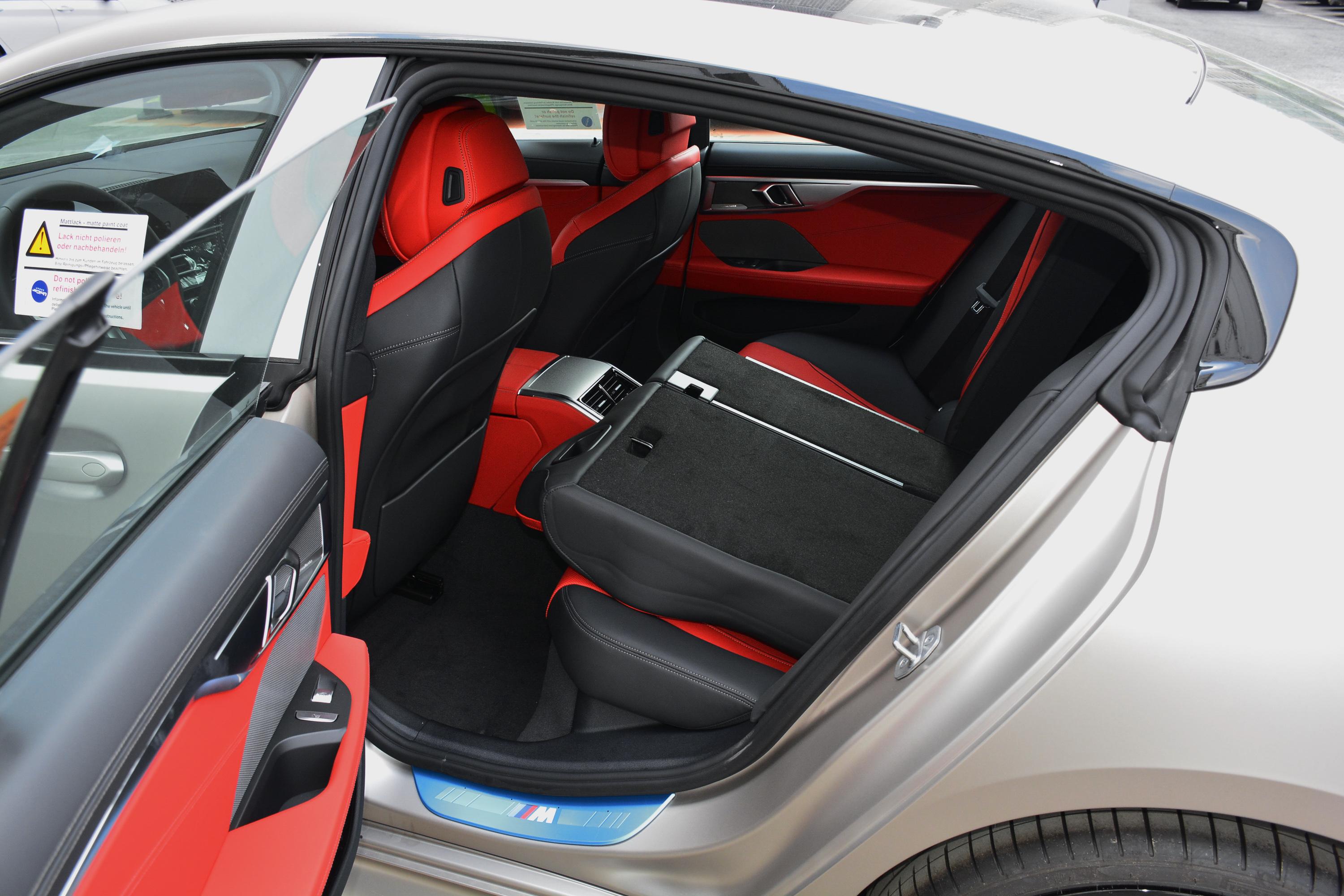 宝马8系后备厢空间不错,也能通过放倒后排座椅来扩展储物空间,日常