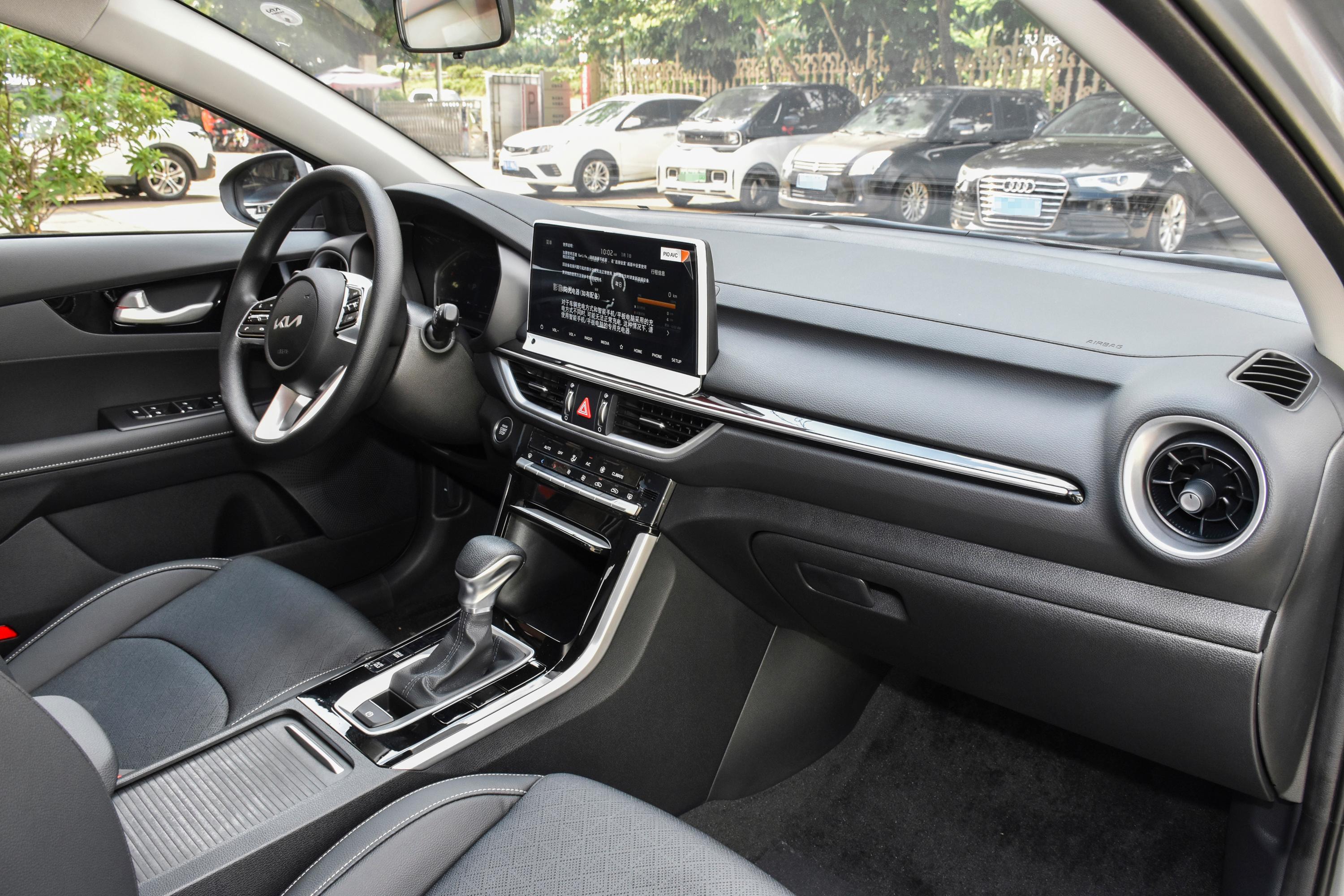 起亚k3的内饰布局颇为简约大方,视觉效果简约大方又不失层次感,在相近