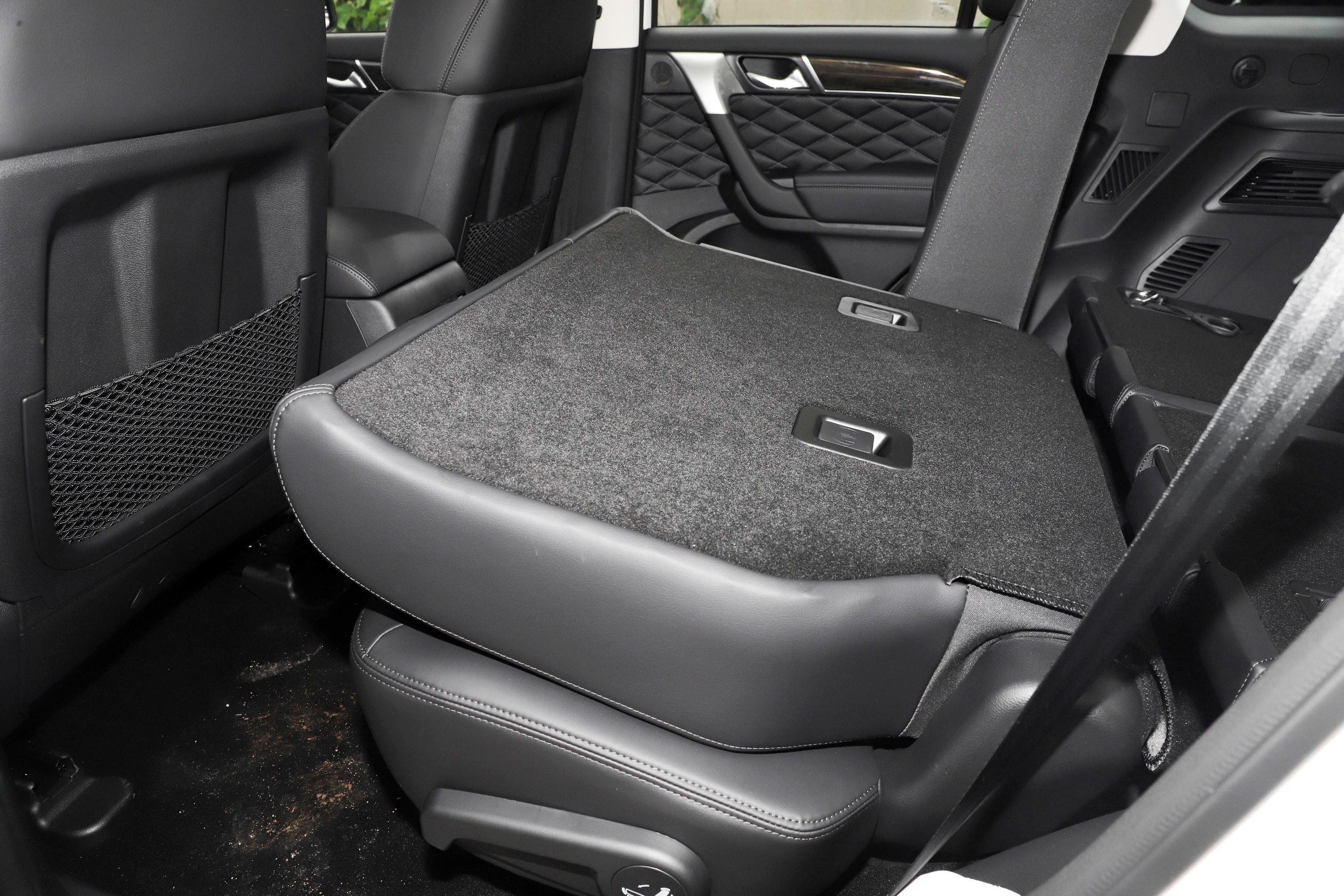 哈弗h9后备厢空间表现还可以,旅途出行有大件物品的话,可以放倒后排