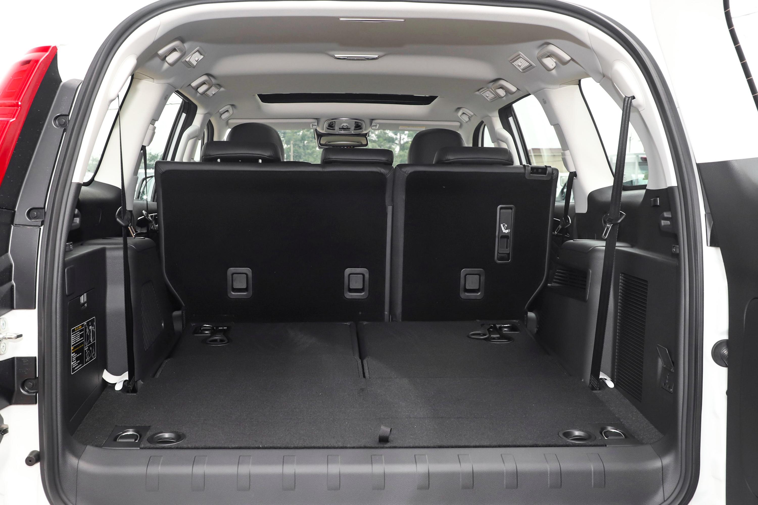 哈弗h9后备厢空间表现还可以,旅途出行有大件物品的话,可以放倒后排