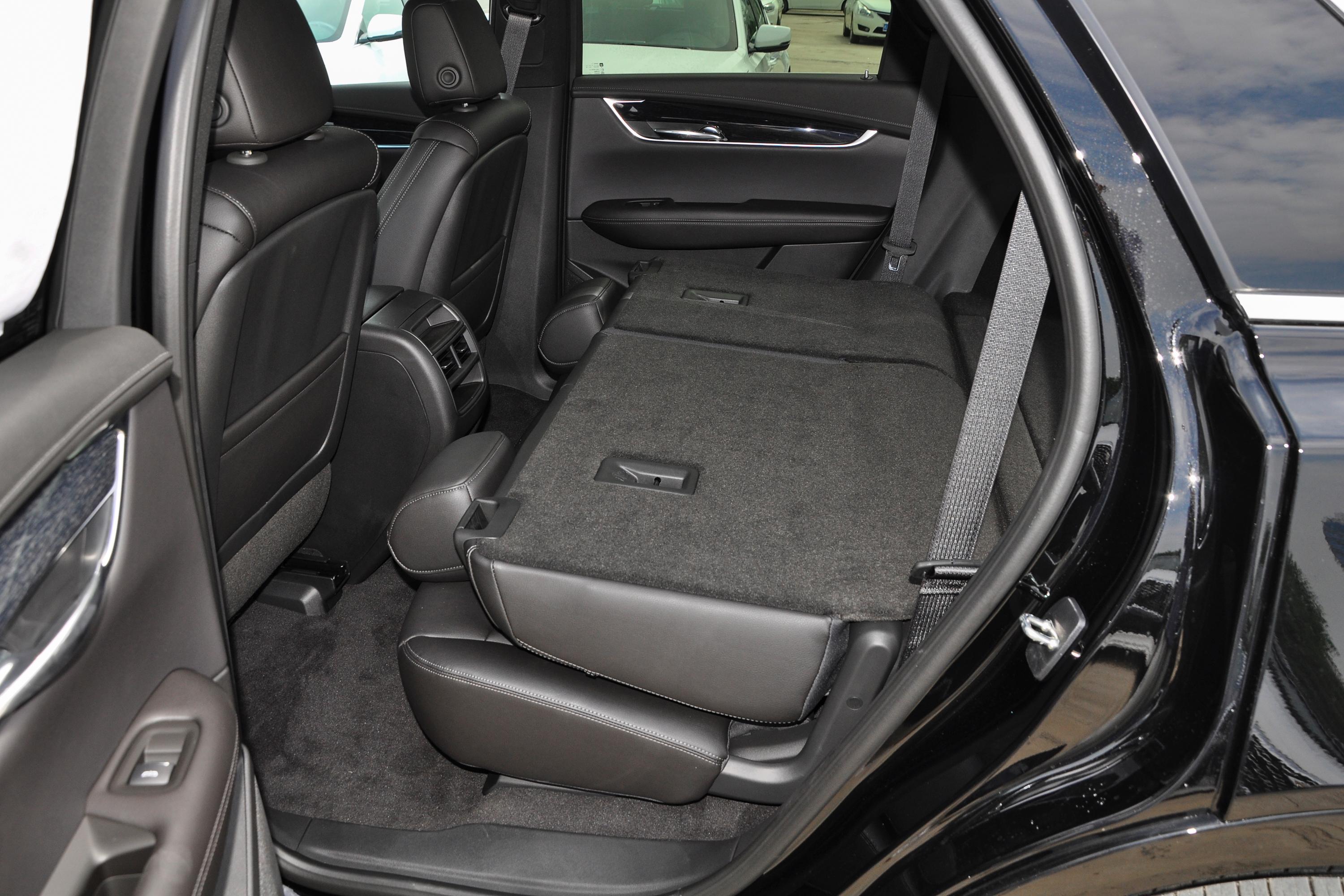 凯迪拉克xt5后备厢空间的表现比较不错,开口大小符合它的定位,一家人