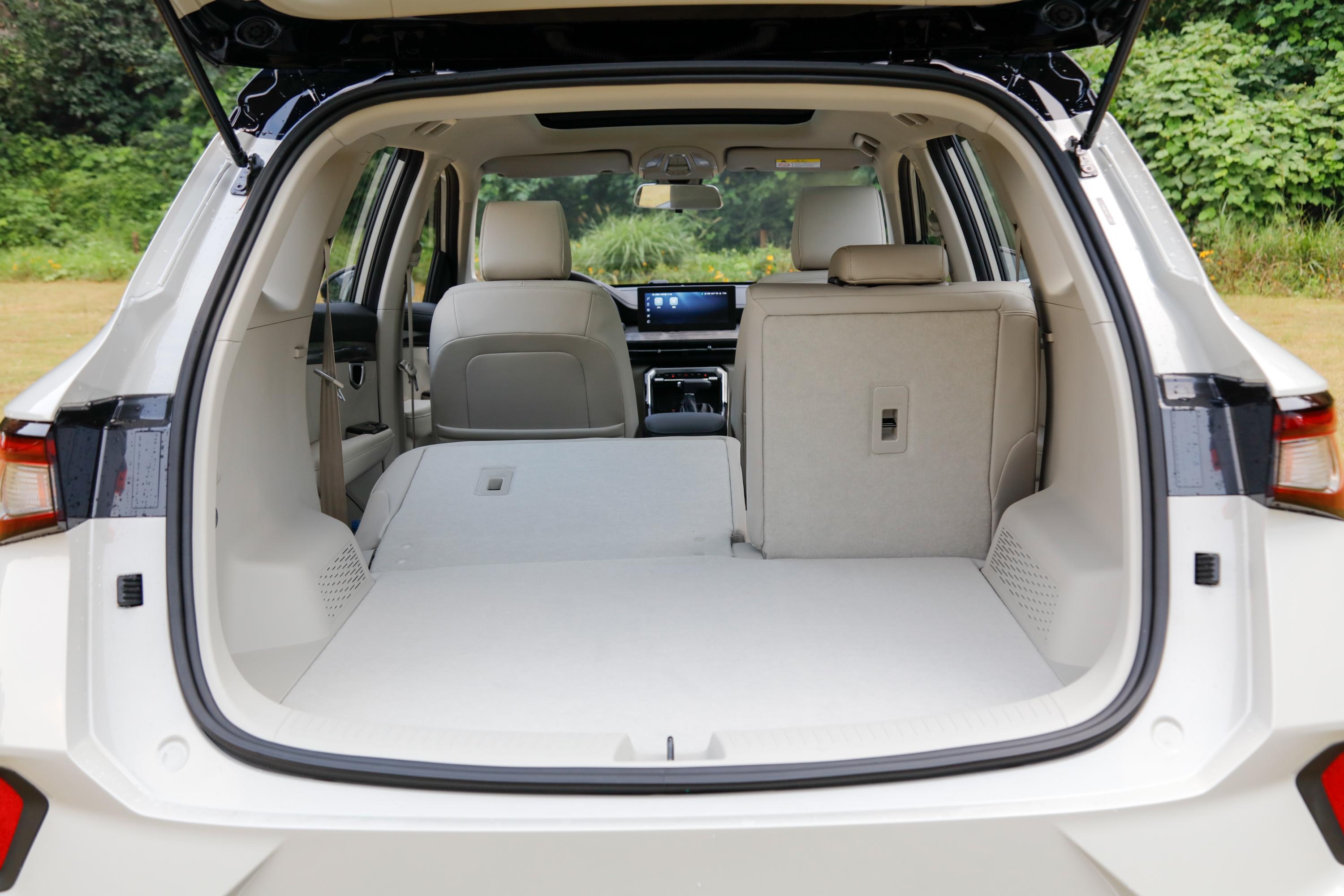 五菱星辰后排空间还算宽敞,头部和腿部空间都有一定的余量,满足日常