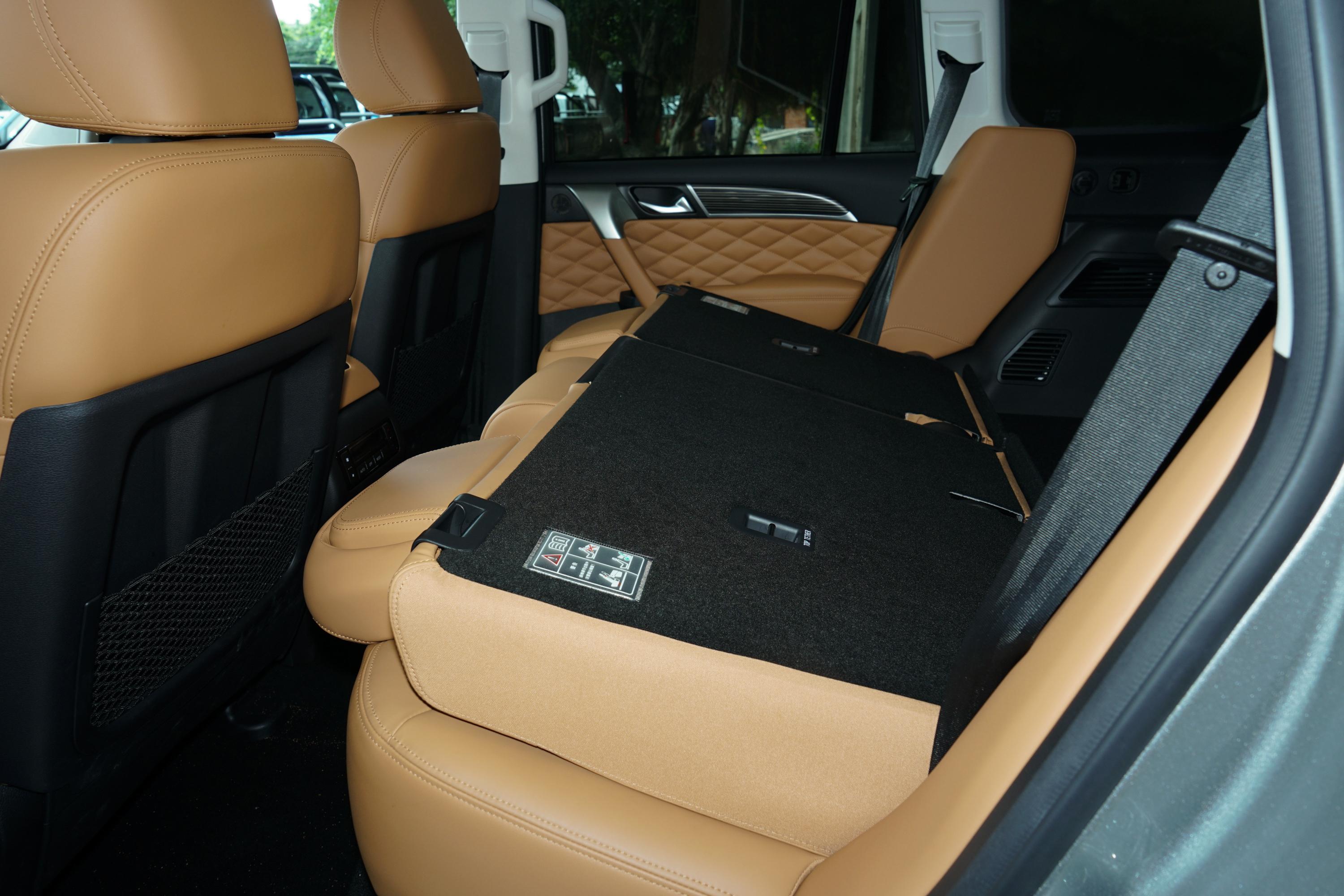 哈弗h9后备厢空间表现还可以,旅途出行有大件物品的话,可以放倒后排