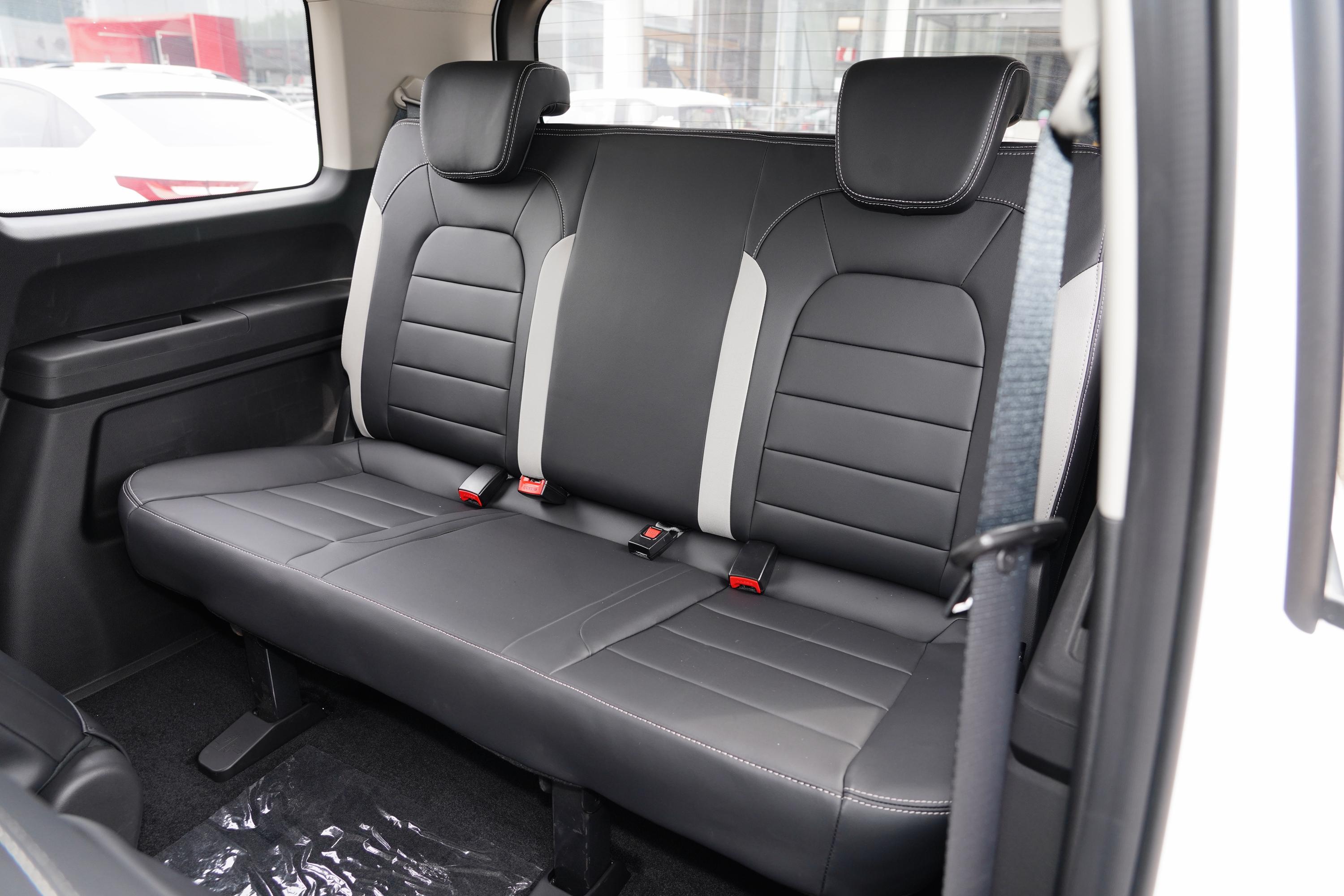 五菱宏光plus后备厢空间表现中规中矩,如果需要装一些较大的物件,后排