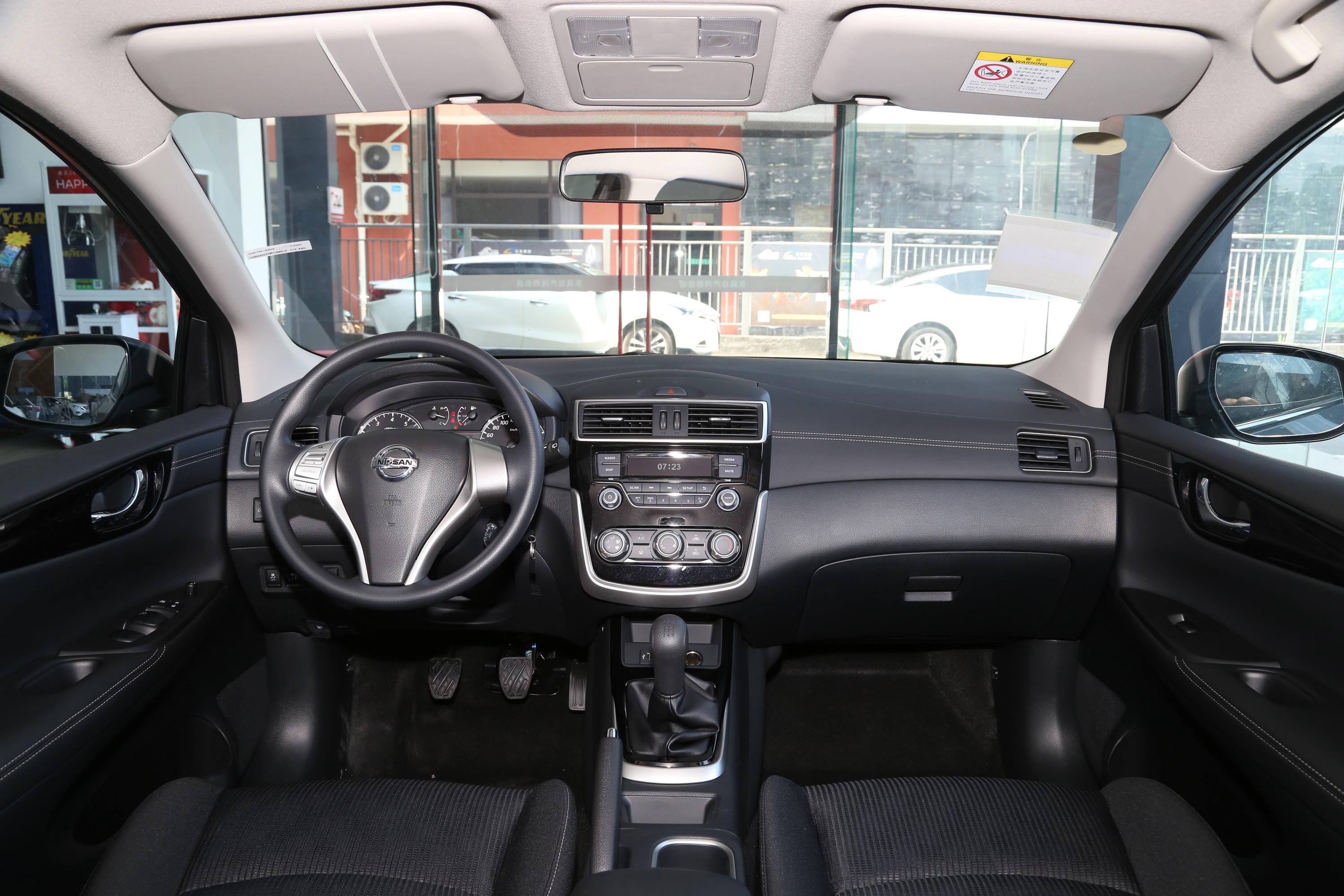 内饰造型上,骐达更强调非常好和中庸.