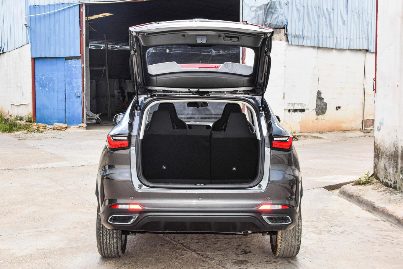 长安欧尚x5改款 1.6l 手动精英型后备箱