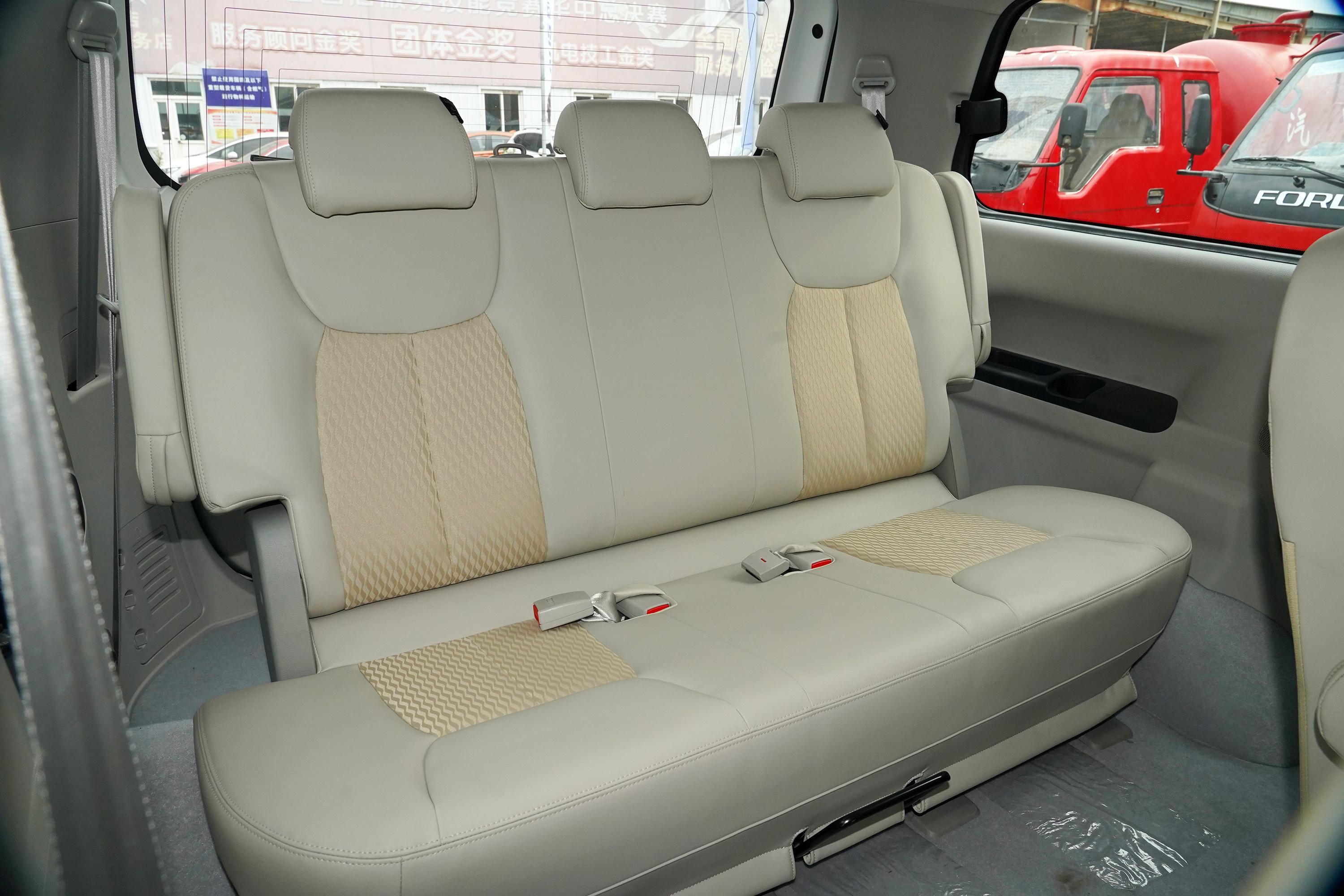 瑞风m4后备厢放两个行李包还是没有问题的,后排座椅不能放倒,这一点