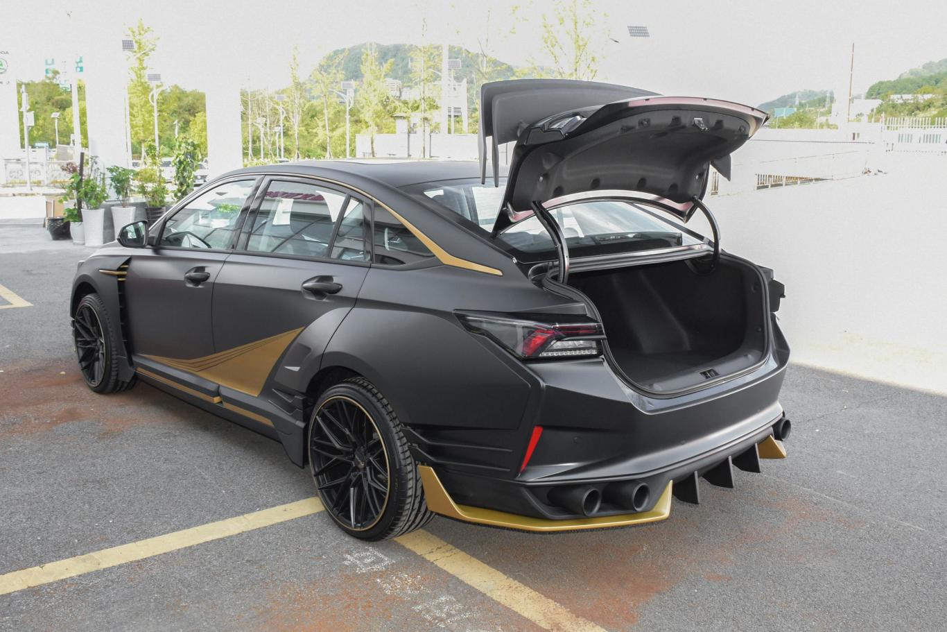 奕炫max暗夜版剪刀门(展示车)后备厢开启45度侧拍