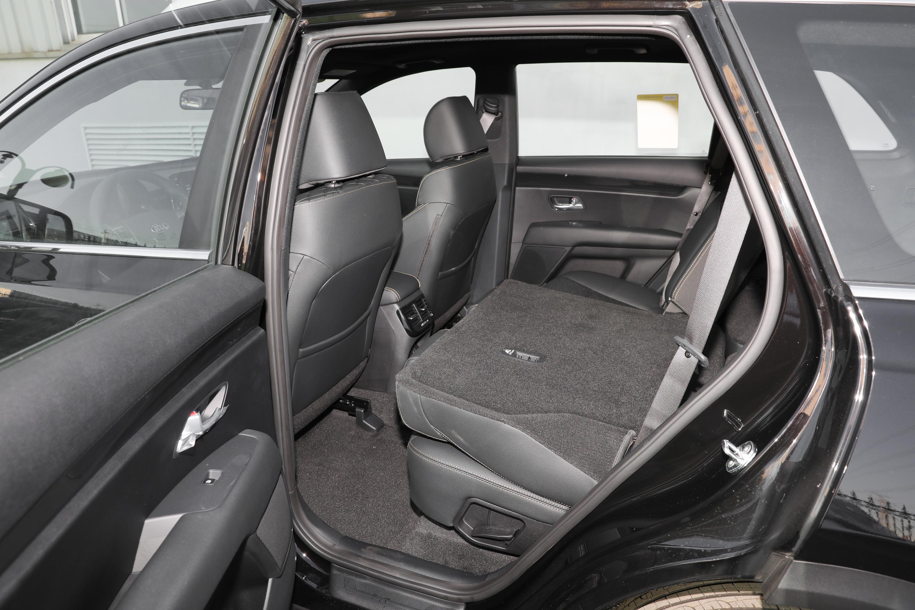 起亚kx7后排空间不错,满足日常出行需求没问题.