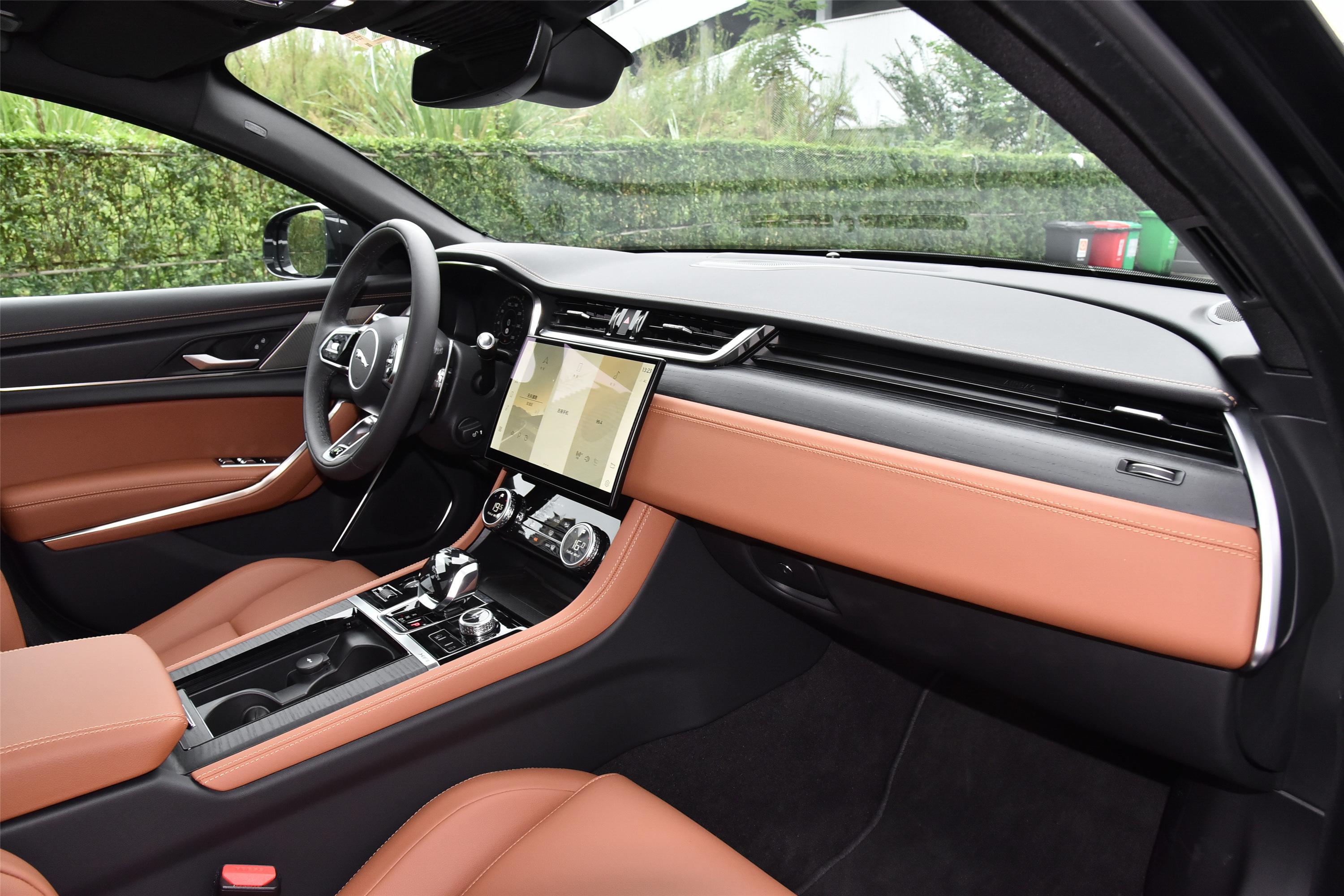 捷豹xfl的内饰设计的简单但是很好地诠释了捷豹的优雅设计理念.