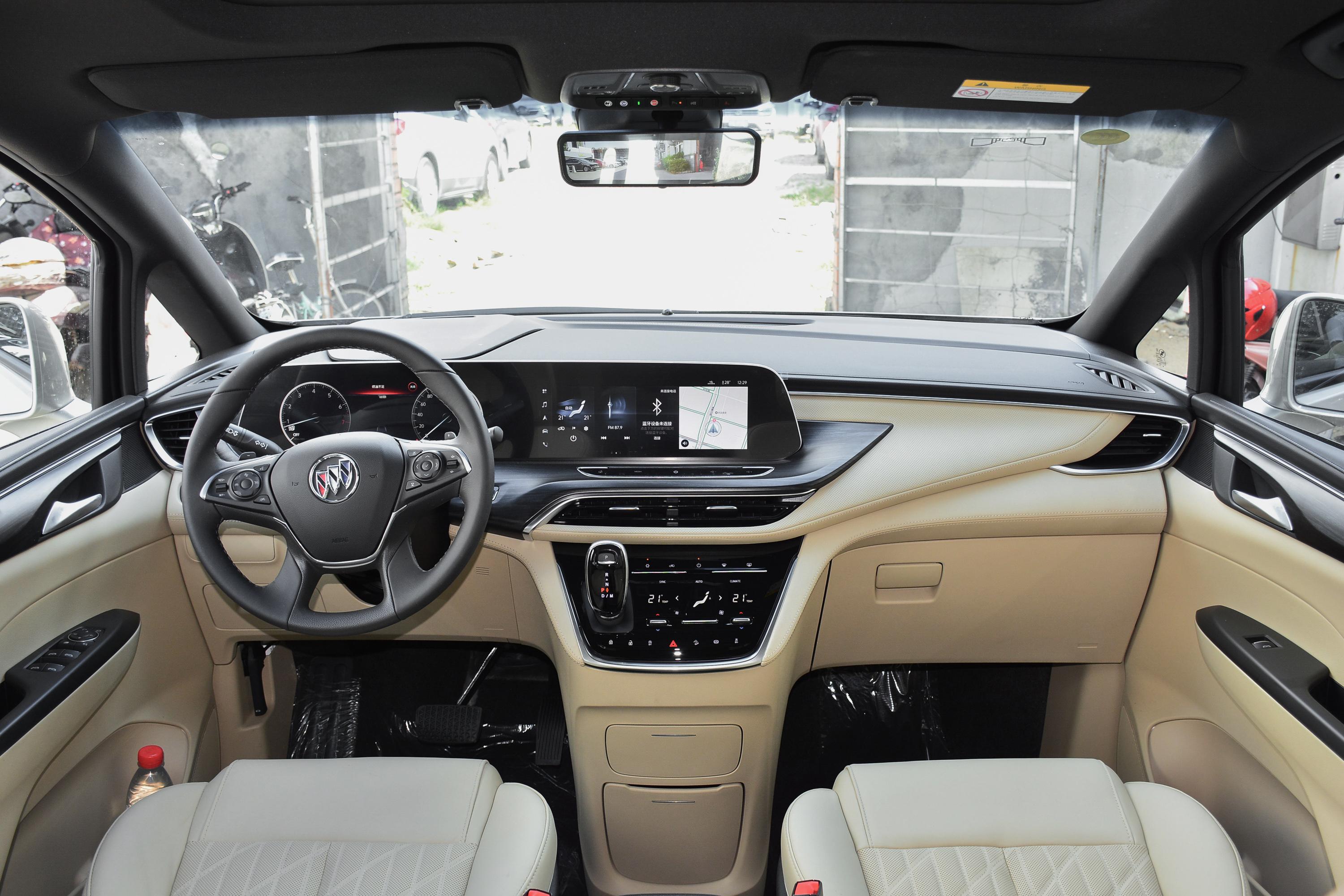 新款gl8的内饰采用了双联屏的设计,这也是时下的潮流,内饰的用料以大