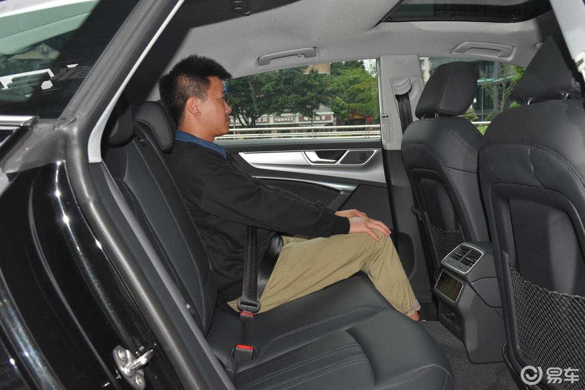 【奥迪a72022款45 tfsi 臻选型后排空间体验汽车图片-汽车图片大全】