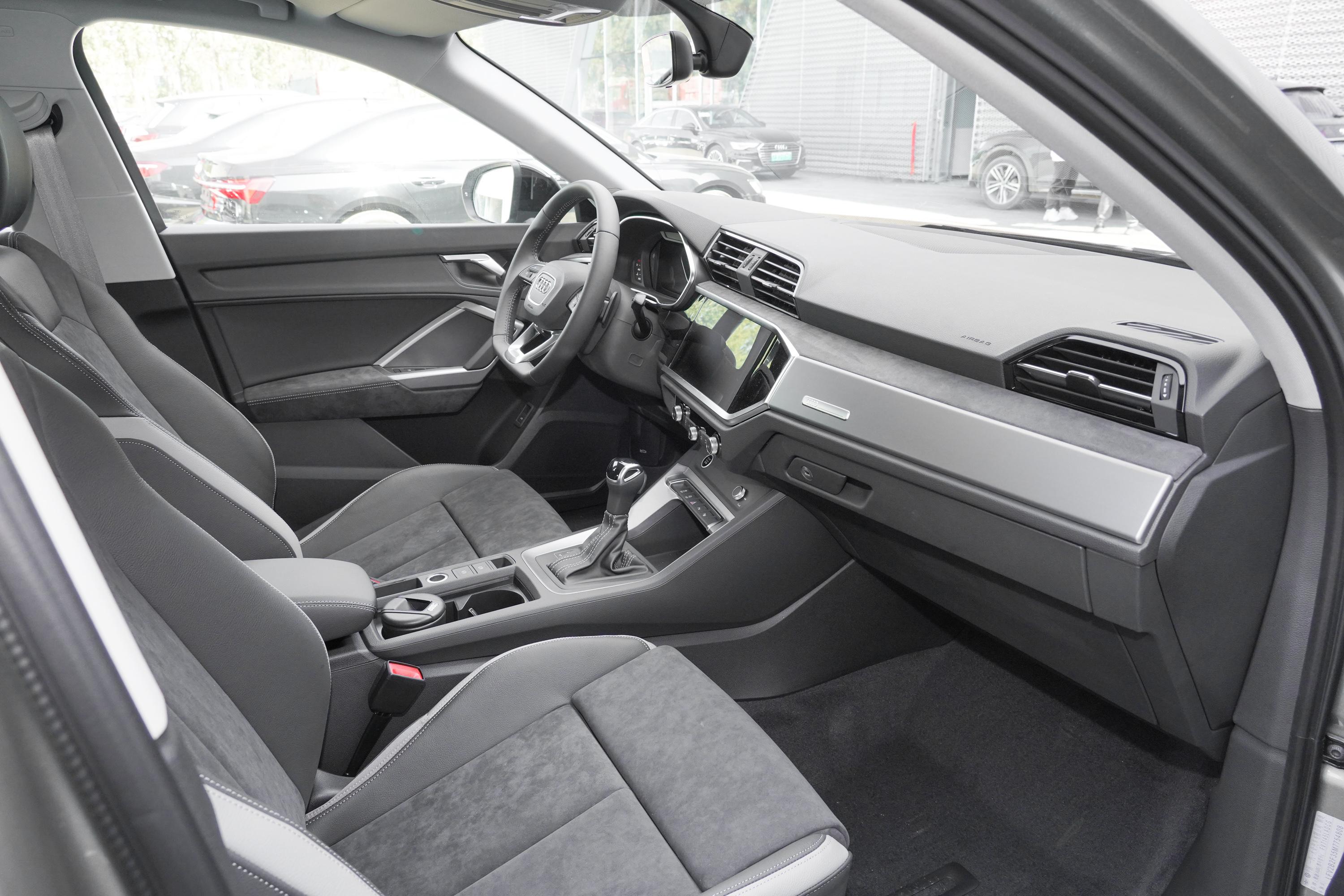 q3轿跑的内饰设计延续了q3的设计,采用奥迪家族最新虚拟驾驶舱设计