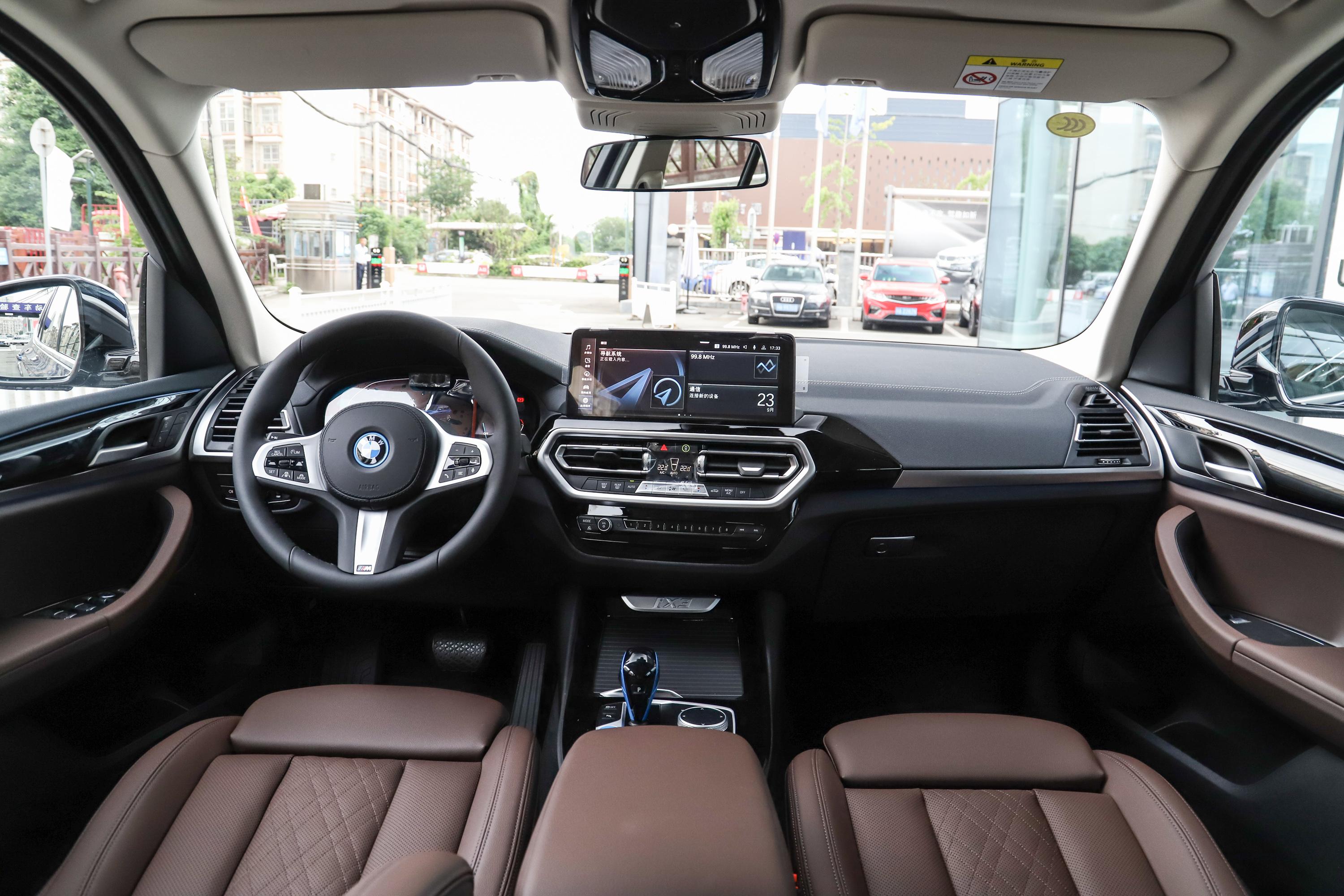 宝马ix3的内饰方面,采用家族式的设计语言,整体设计非常的简洁大气.