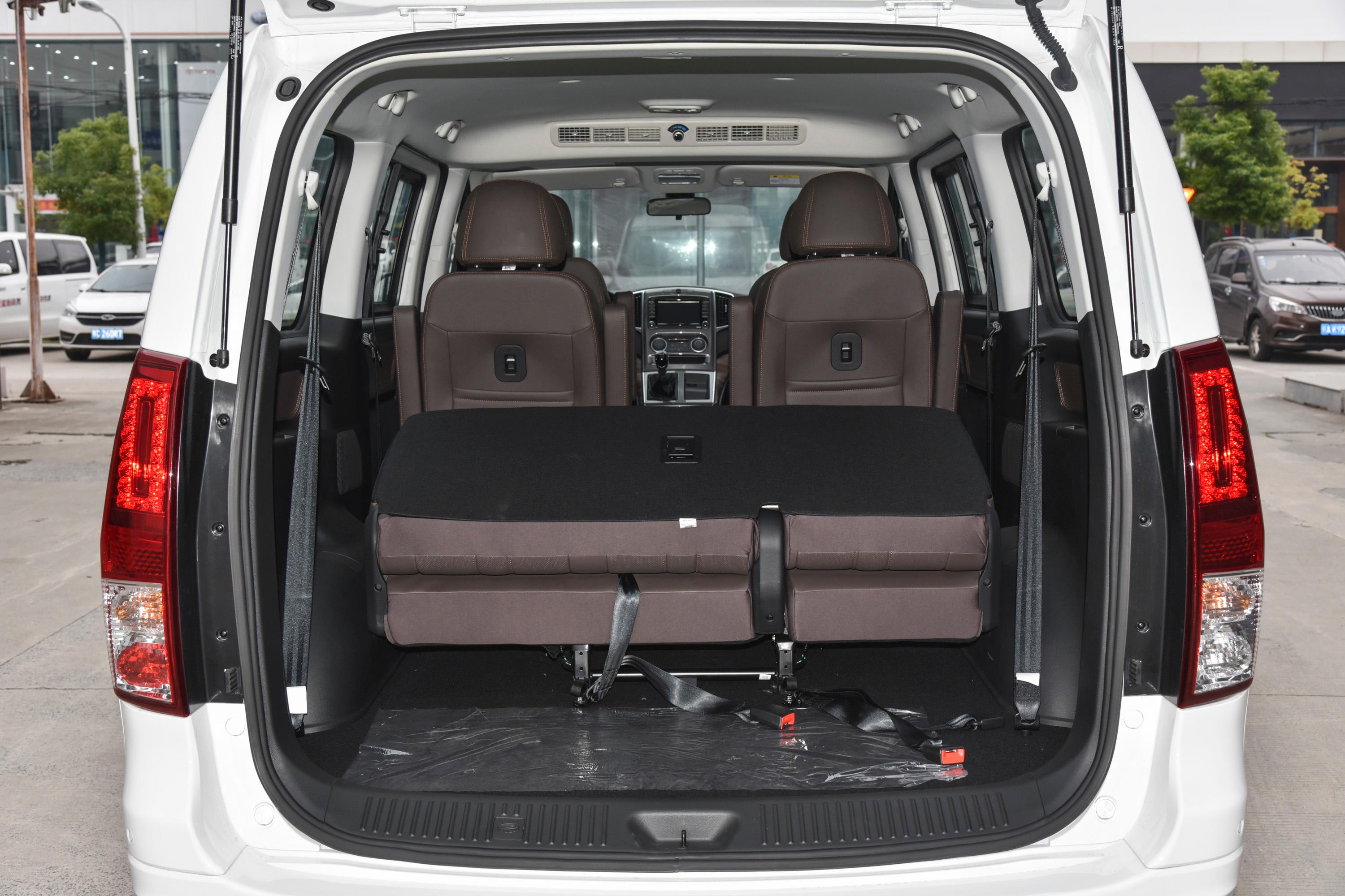 菱智plus后备厢空间表现还可以,旅途出行有大件物品的话,可以放倒后排